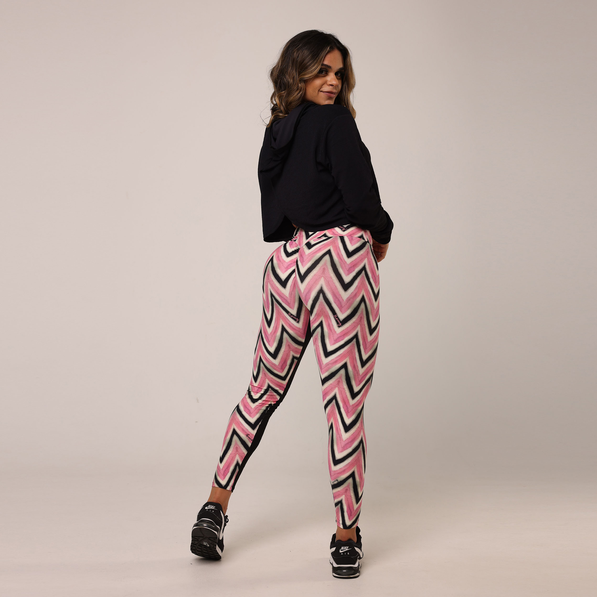 CROPPED TRANSPASSADO DE JACQUARD PRETO - Imagem 10