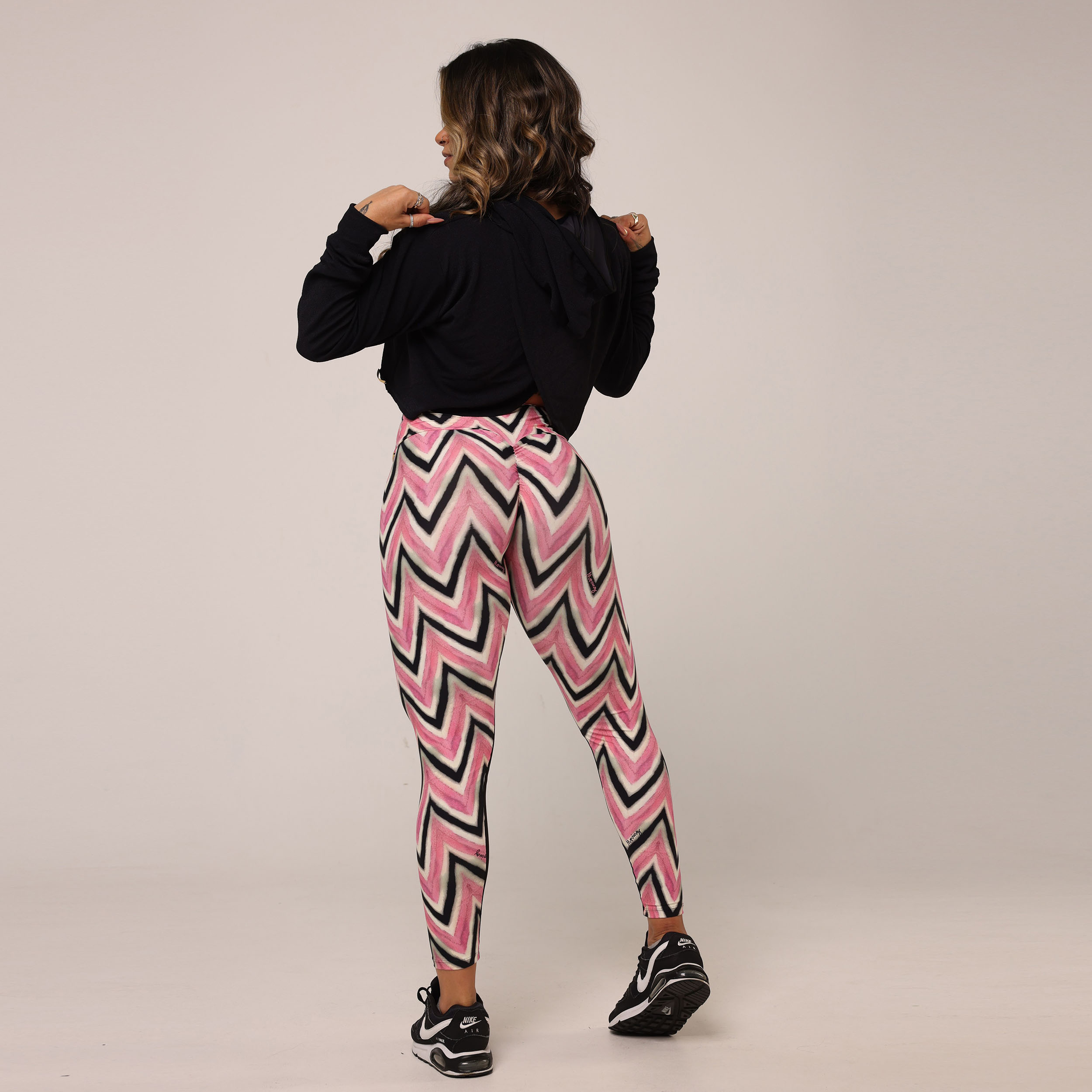 CROPPED TRANSPASSADO DE JACQUARD PRETO - Imagem 11