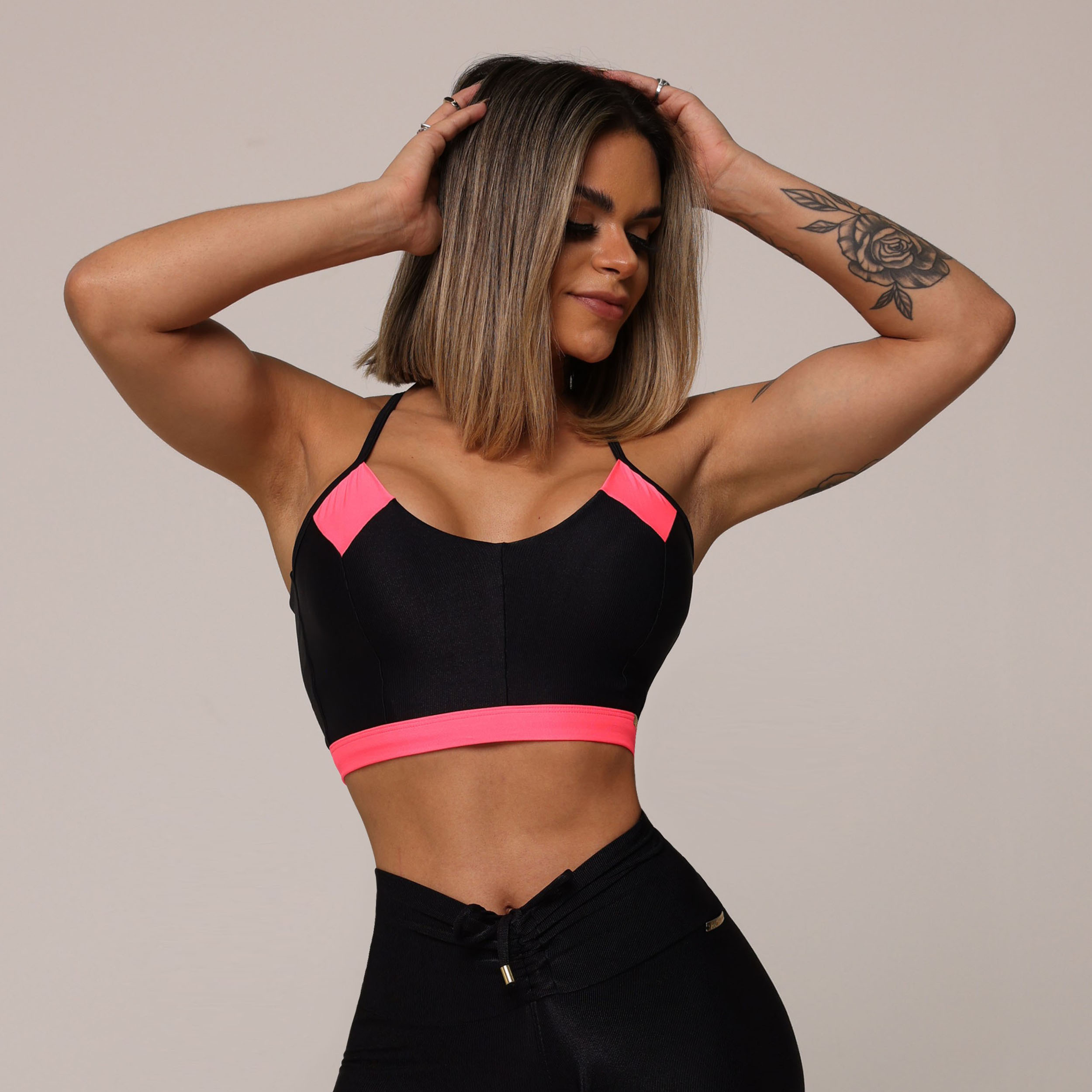 TOP LONDON GLOSSY PRETO COM ROSA FLÚOR - Imagem 3