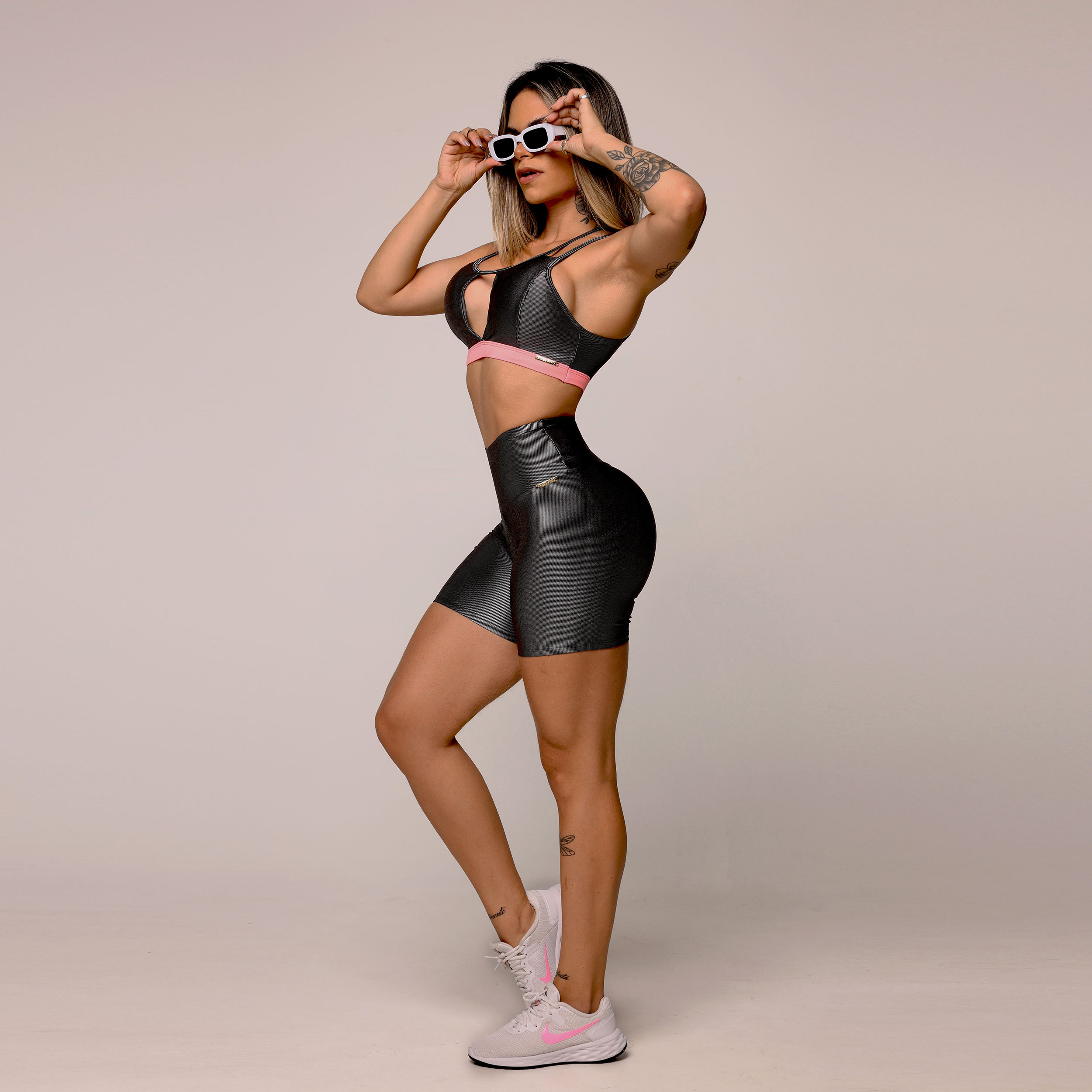 SHORT EMPINA BUMBUM GLOSSY GRAFITE - Imagem 8