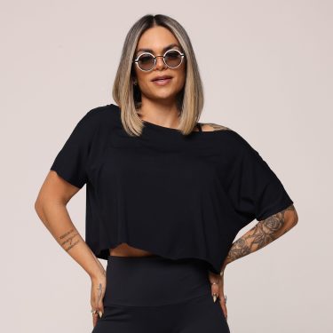 CROPPED OMBRO A OMBRO DE VISCOSE PRETA