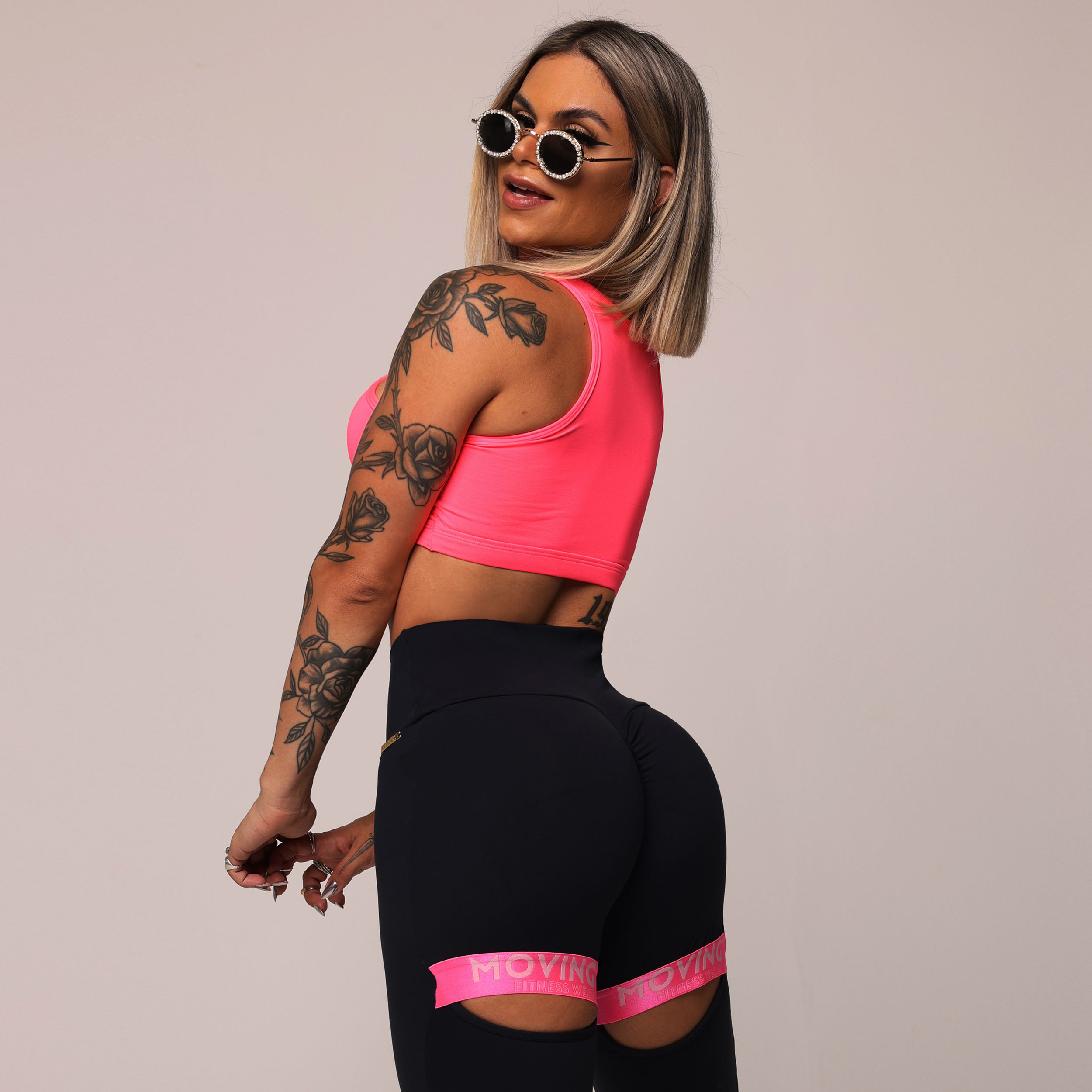 LEGGING INTENSE EMPINA BUMBUM PRETA COM ELASTICO ROSA NEON - Imagem 3