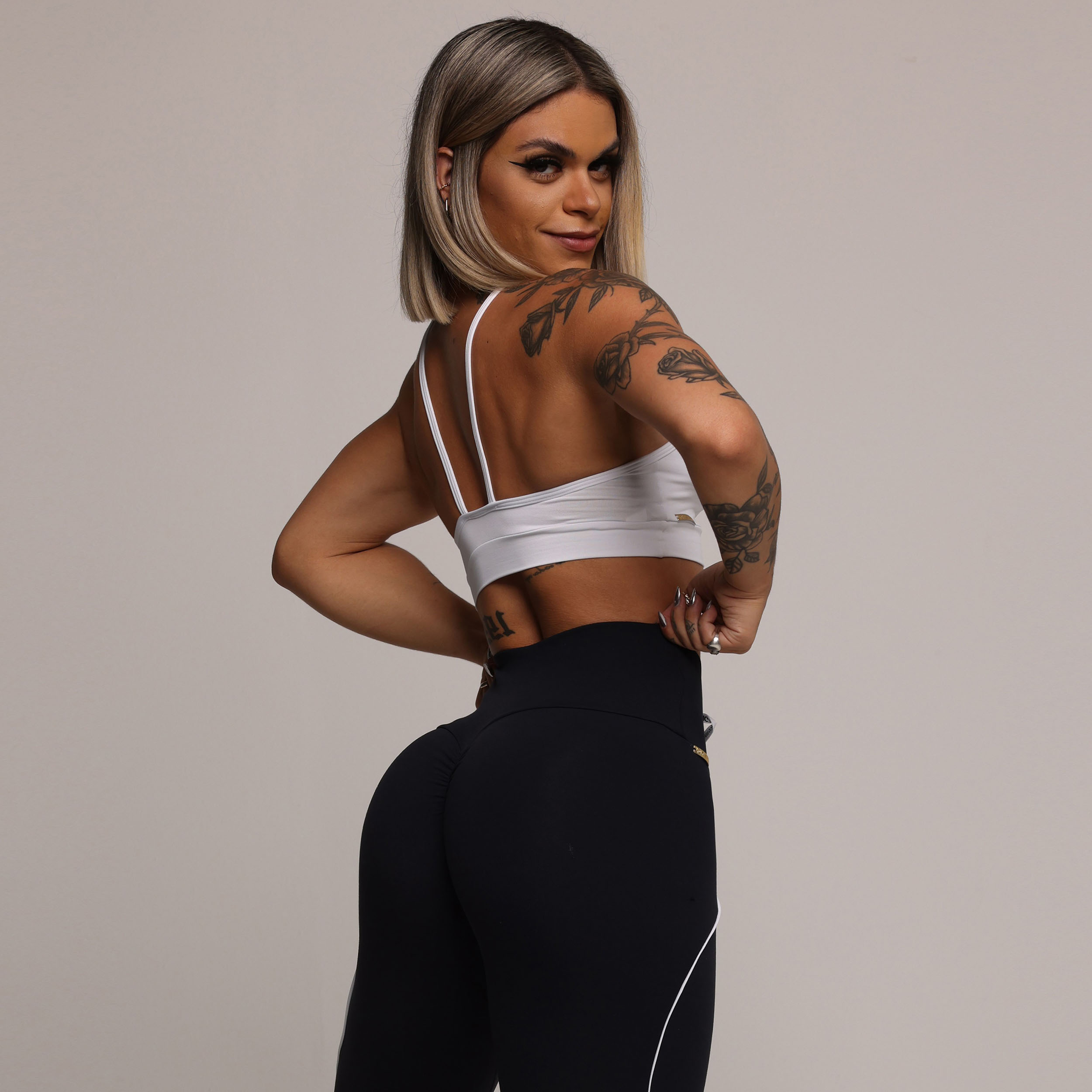 LEGGING LINEAR EMPINA BUMBUM PRETA COM CADARÇO BRANCO - Imagem 4