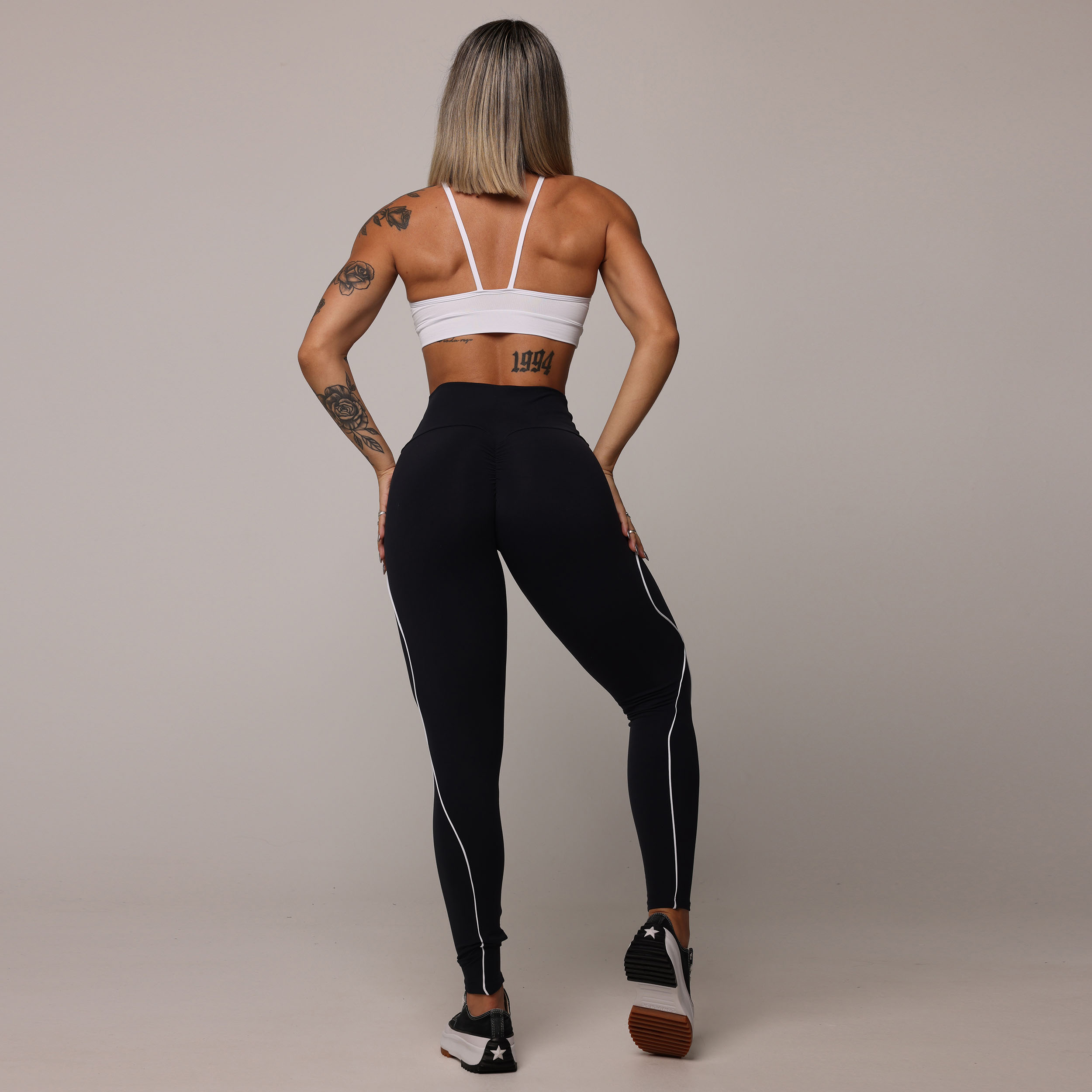 LEGGING LINEAR EMPINA BUMBUM PRETA COM CADARÇO BRANCO - Imagem 6