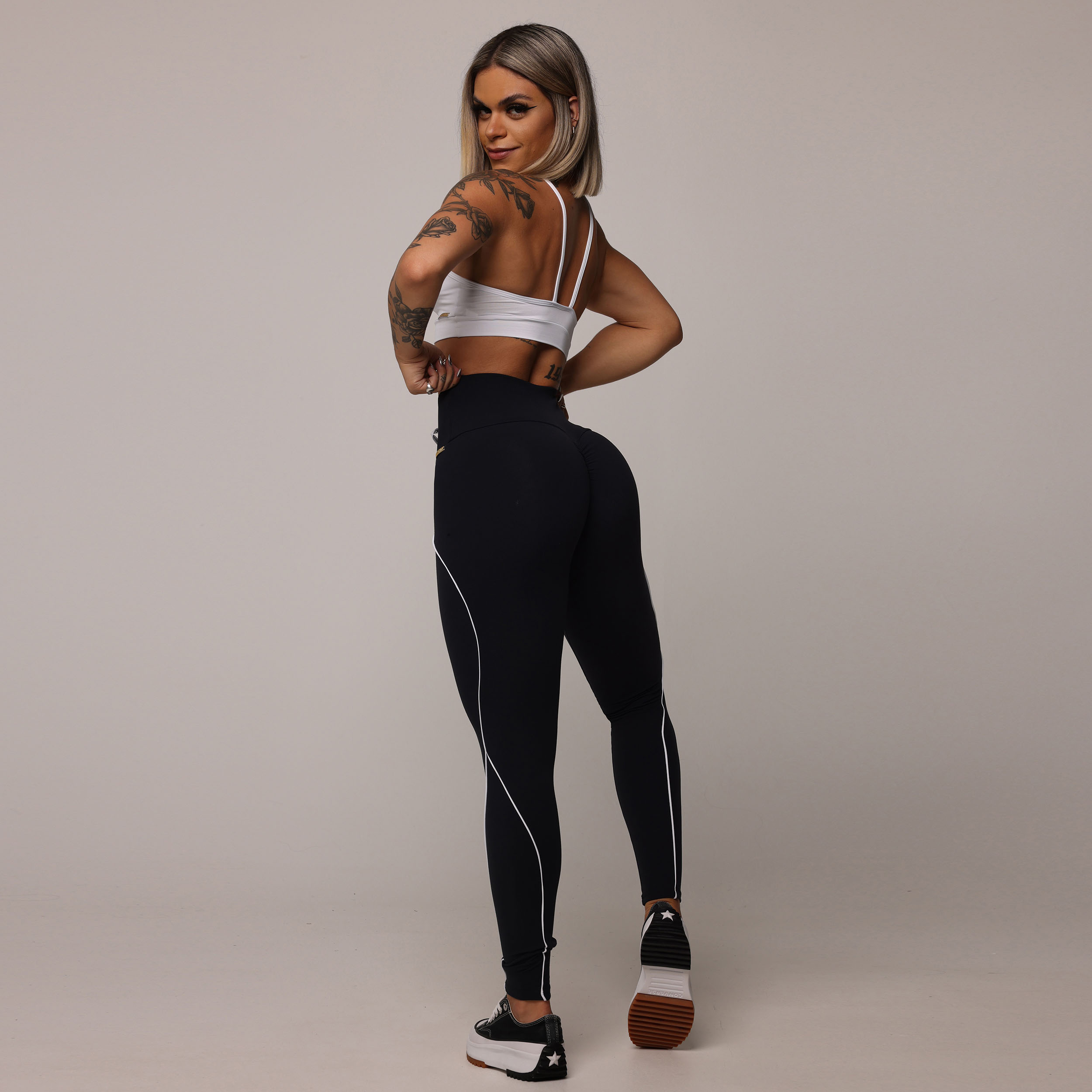 LEGGING LINEAR EMPINA BUMBUM PRETA COM CADARÇO BRANCO - Imagem 7