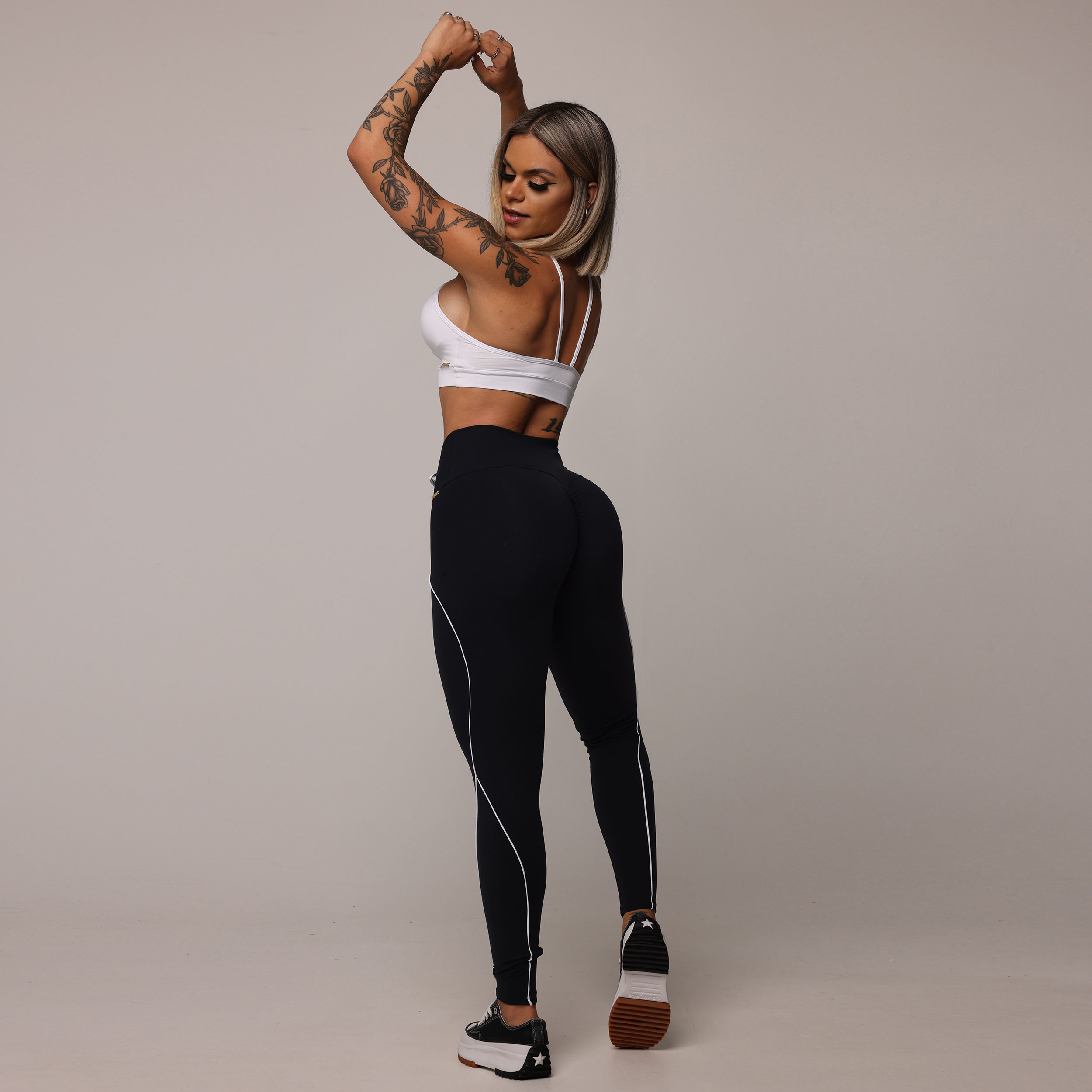LEGGING LINEAR EMPINA BUMBUM PRETA COM CADARÇO BRANCO - Imagem 9