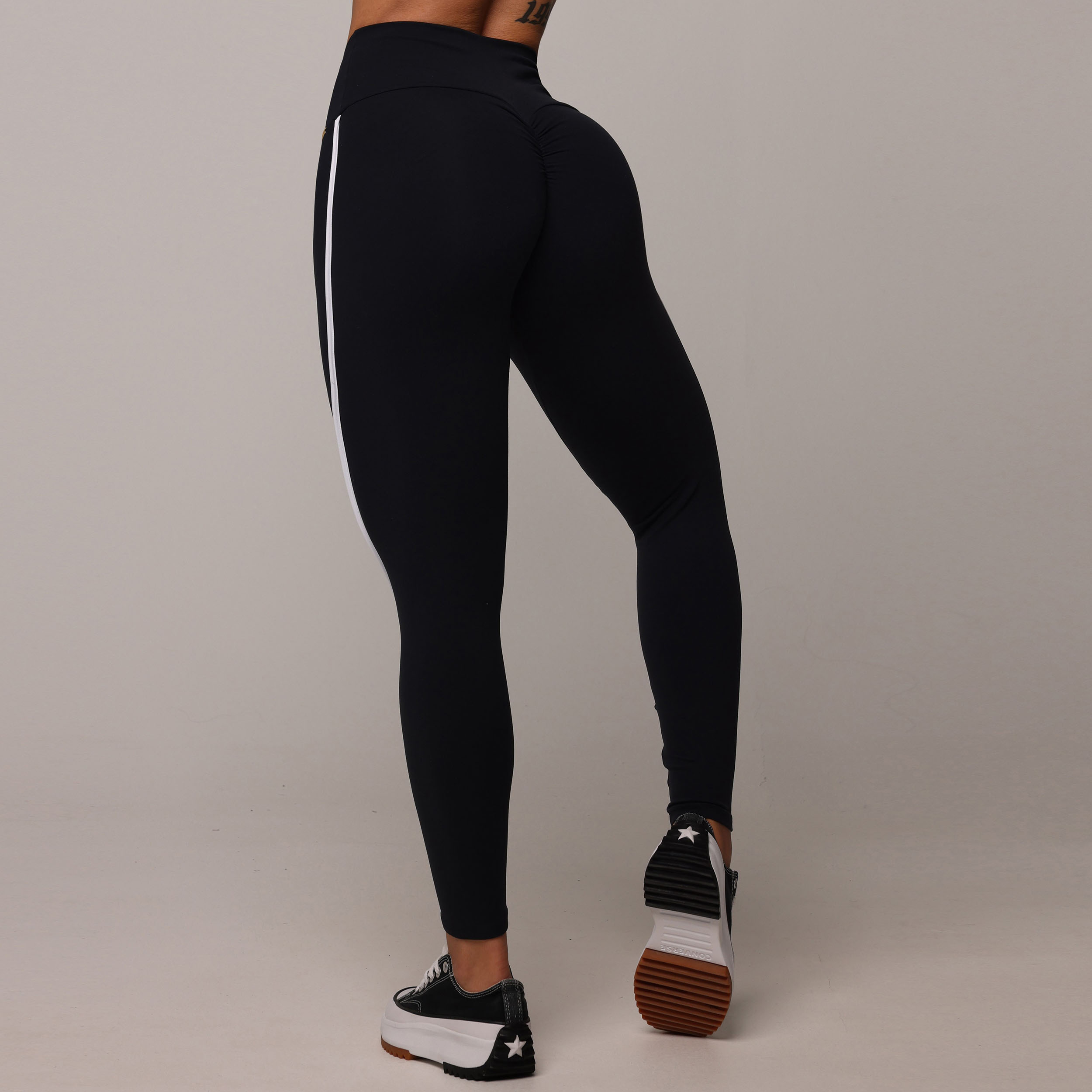 LEGGING RECORTE EMPINA BUMBUM PRETA COM BRANCO - Imagem 3