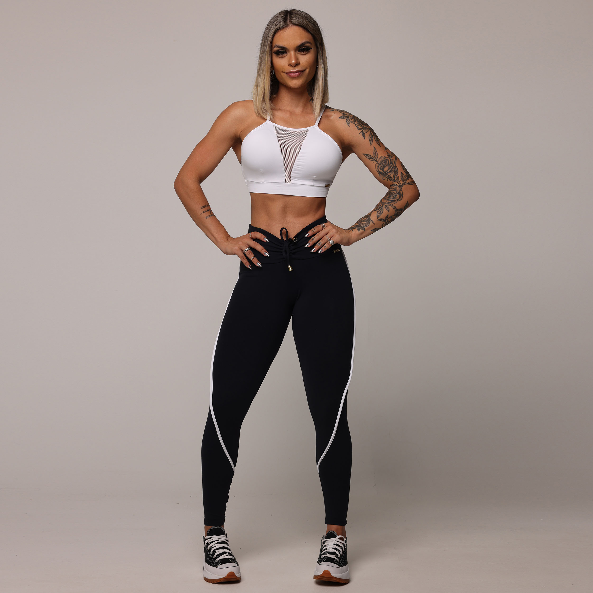 LEGGING RECORTE EMPINA BUMBUM PRETA COM BRANCO - Imagem 5