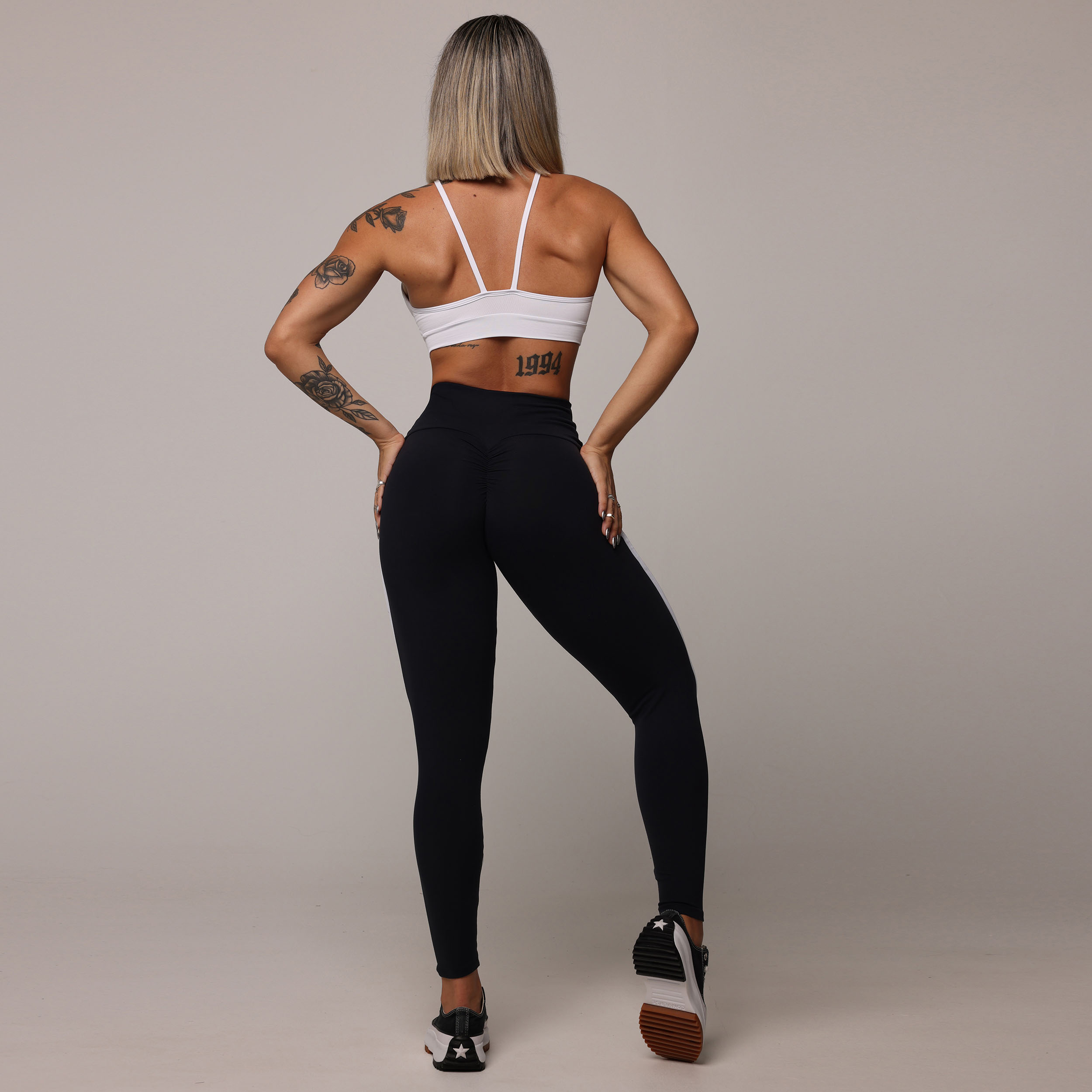 LEGGING RECORTE EMPINA BUMBUM PRETA COM BRANCO - Imagem 6