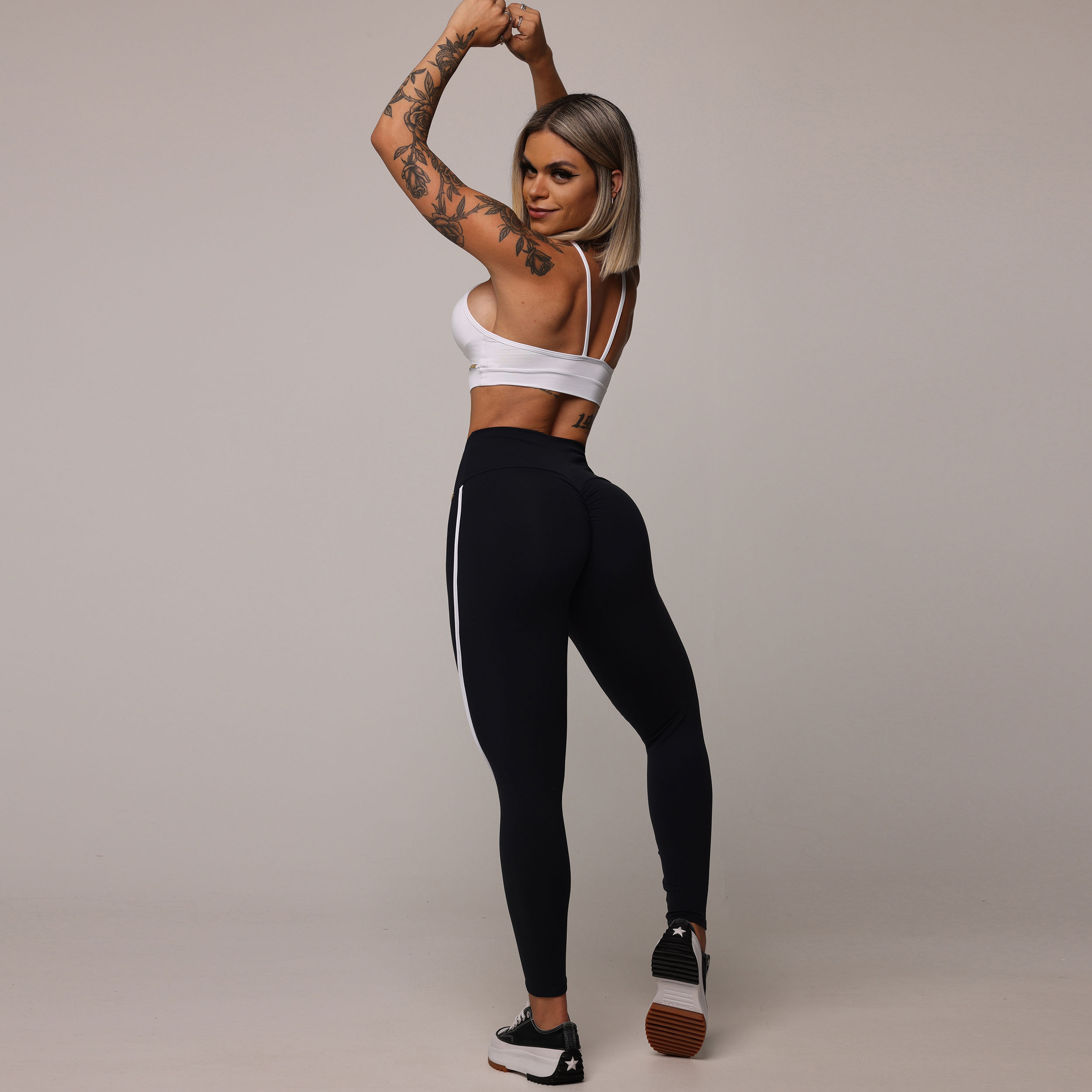 LEGGING RECORTE EMPINA BUMBUM PRETA COM BRANCO - Imagem 9