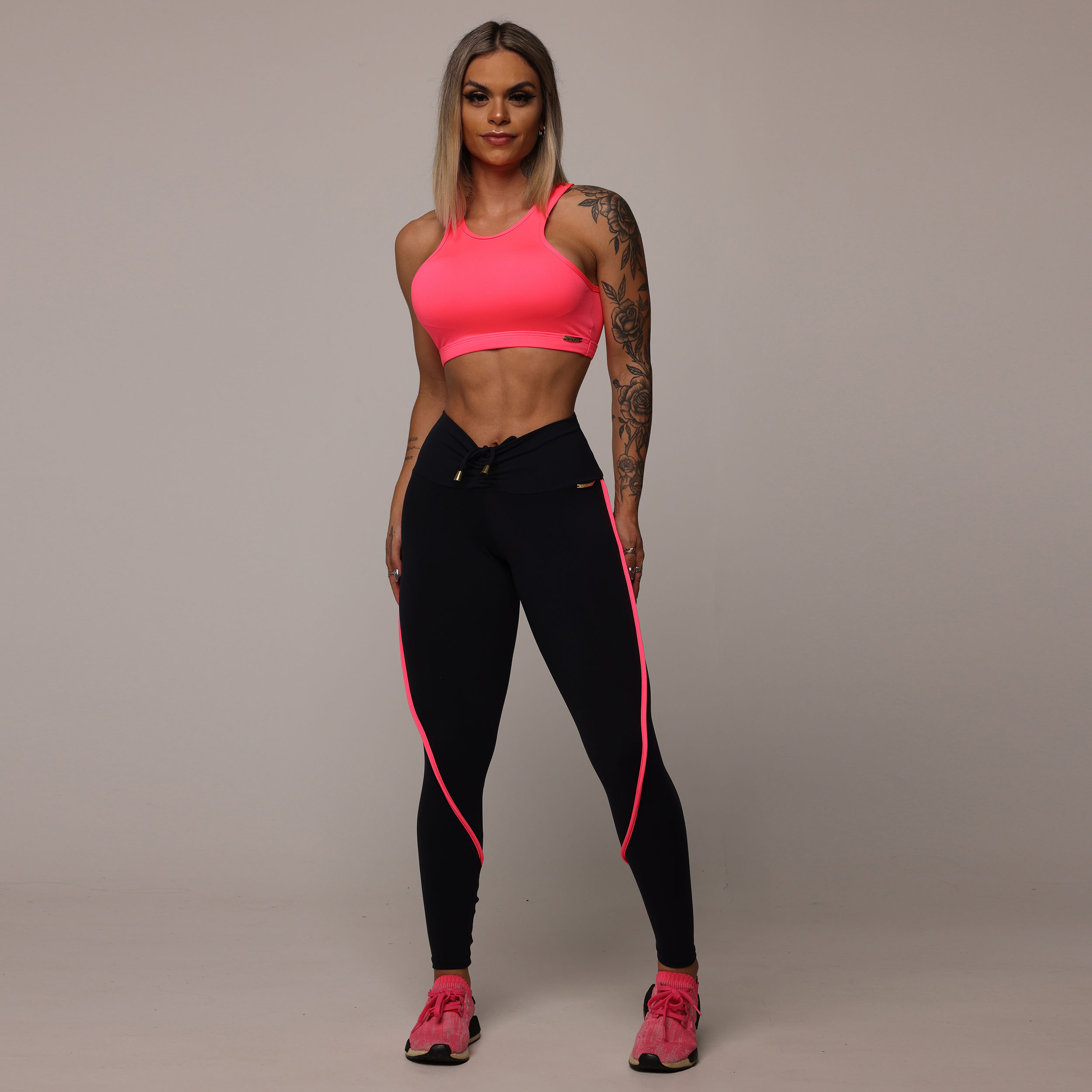 LEGGING RECORTE EMPINA BUMBUM PRETA COM ROSA NEON - Imagem 5