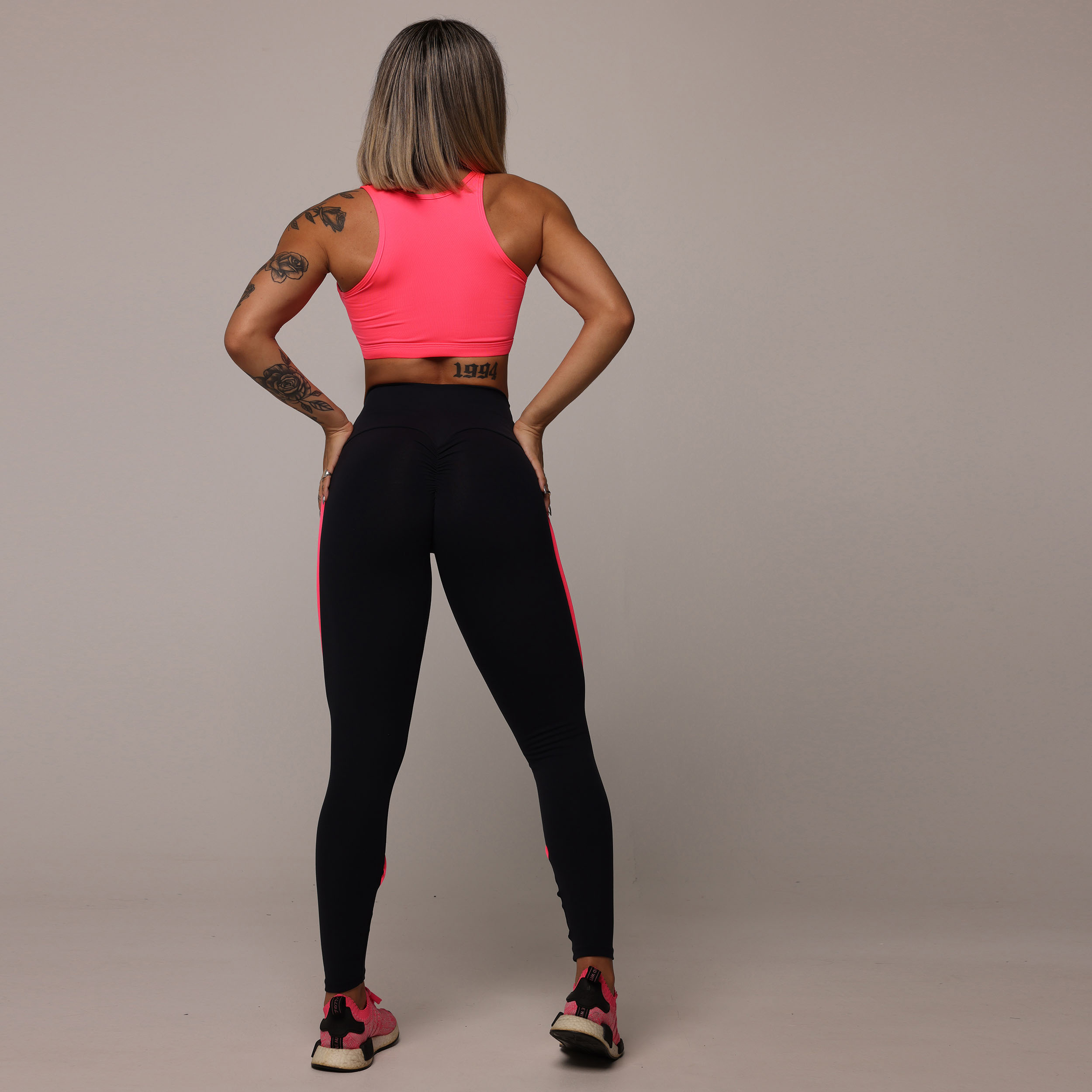 LEGGING RECORTE EMPINA BUMBUM PRETA COM ROSA NEON - Imagem 6