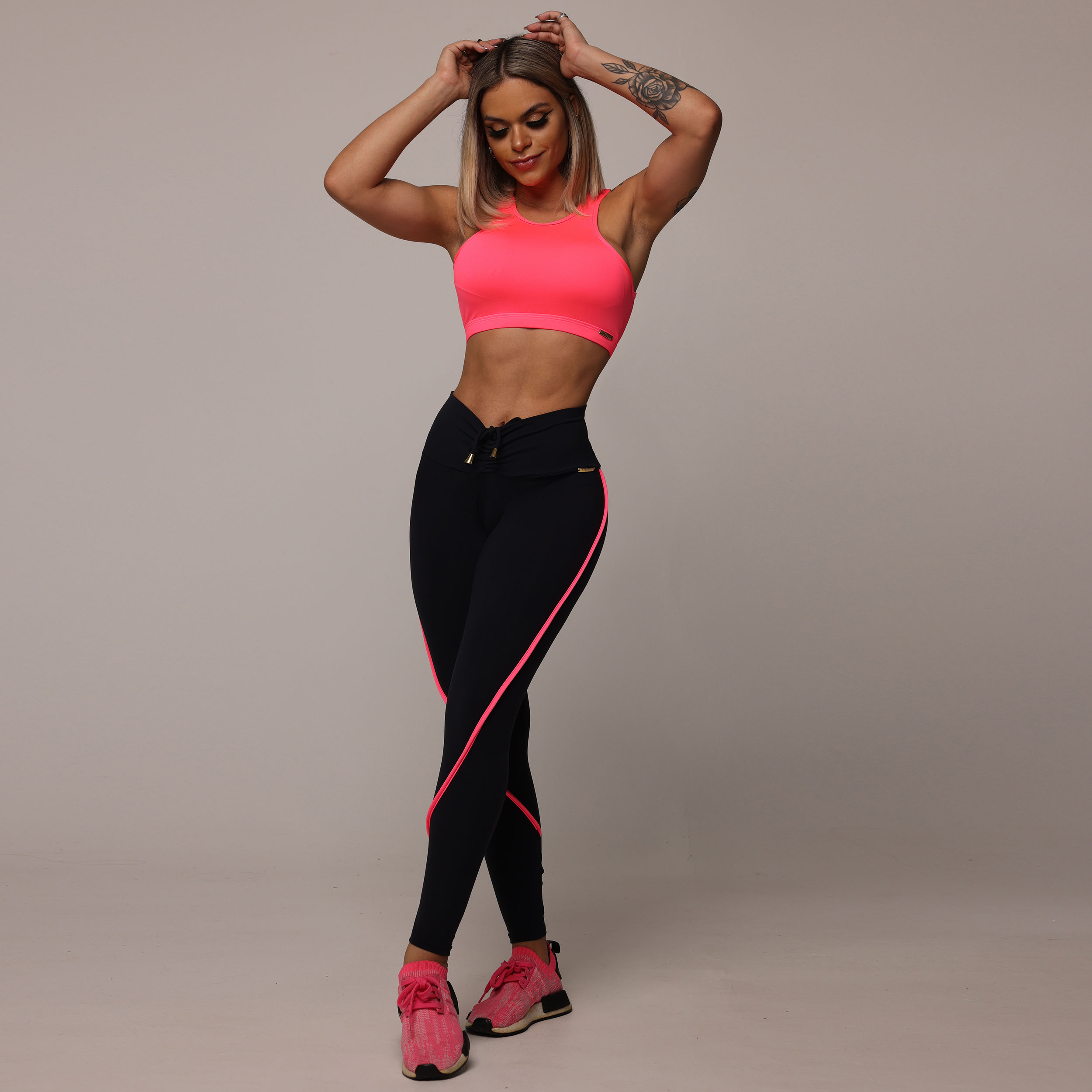 LEGGING RECORTE EMPINA BUMBUM PRETA COM ROSA NEON - Imagem 7