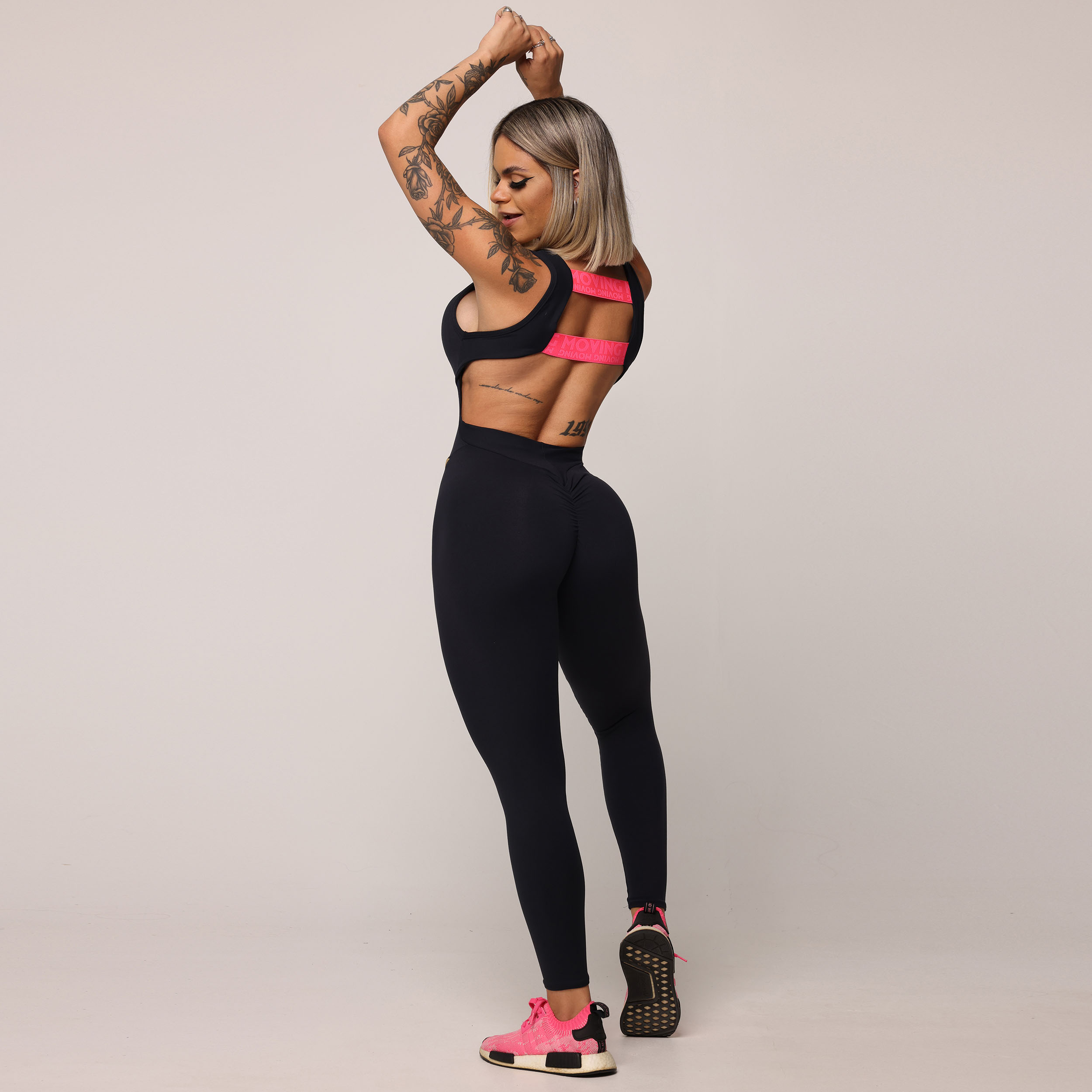 MACACÃO NOCAUTE EMPINA BUMBUM PRETO COM ELÁSTICO ROSA NEON - Imagem 5