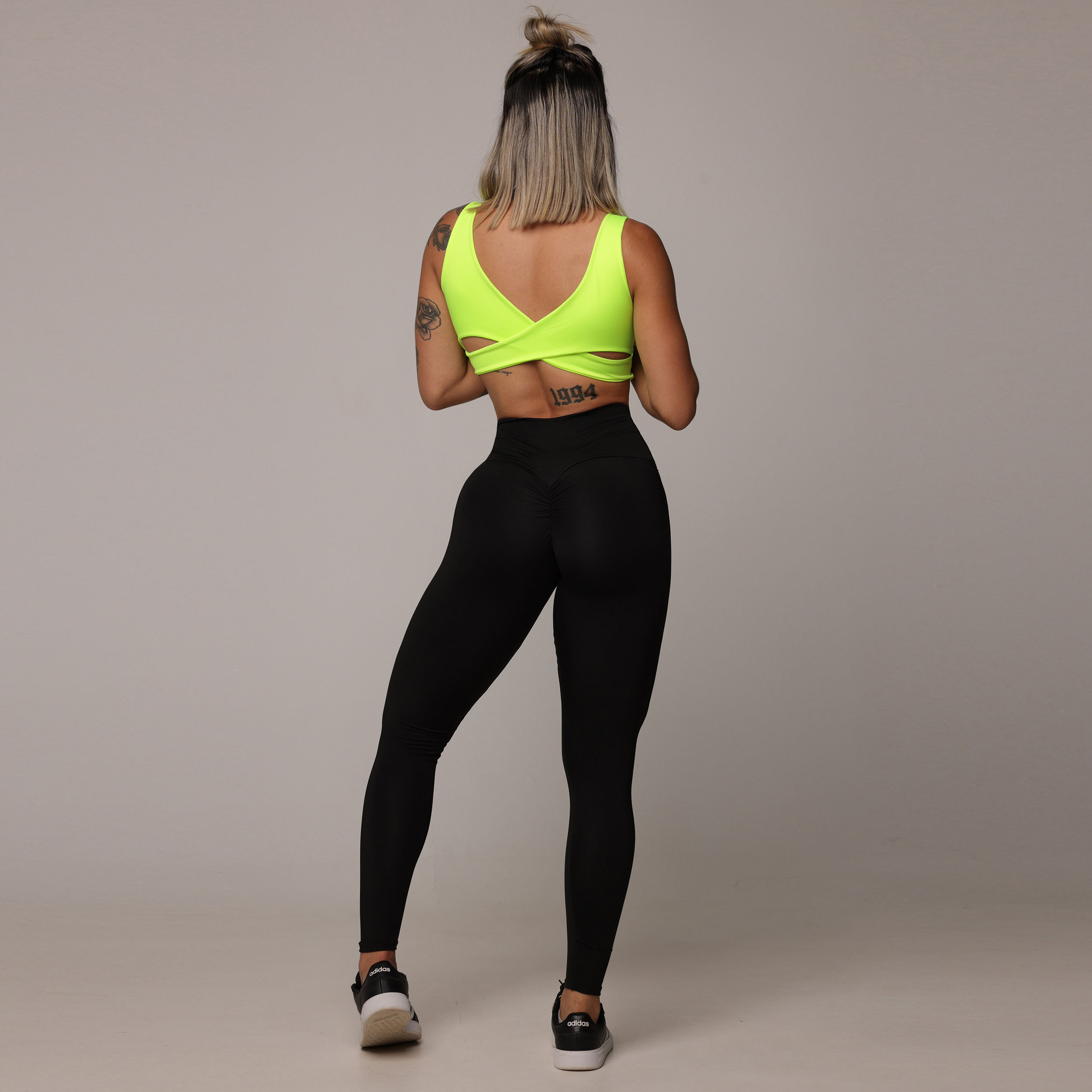 LEGGING EMPINA BUMBUM PRETO INTENSO TOQUE FRESCO COM AMARELO NEON - Imagem 7