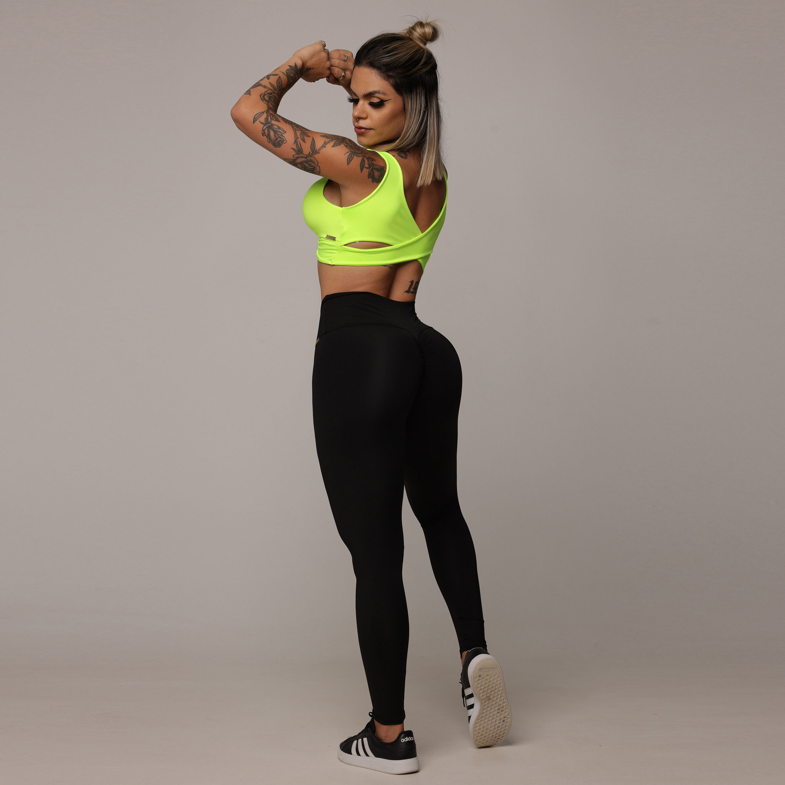 LEGGING EMPINA BUMBUM PRETO INTENSO TOQUE FRESCO COM AMARELO NEON - Imagem 9