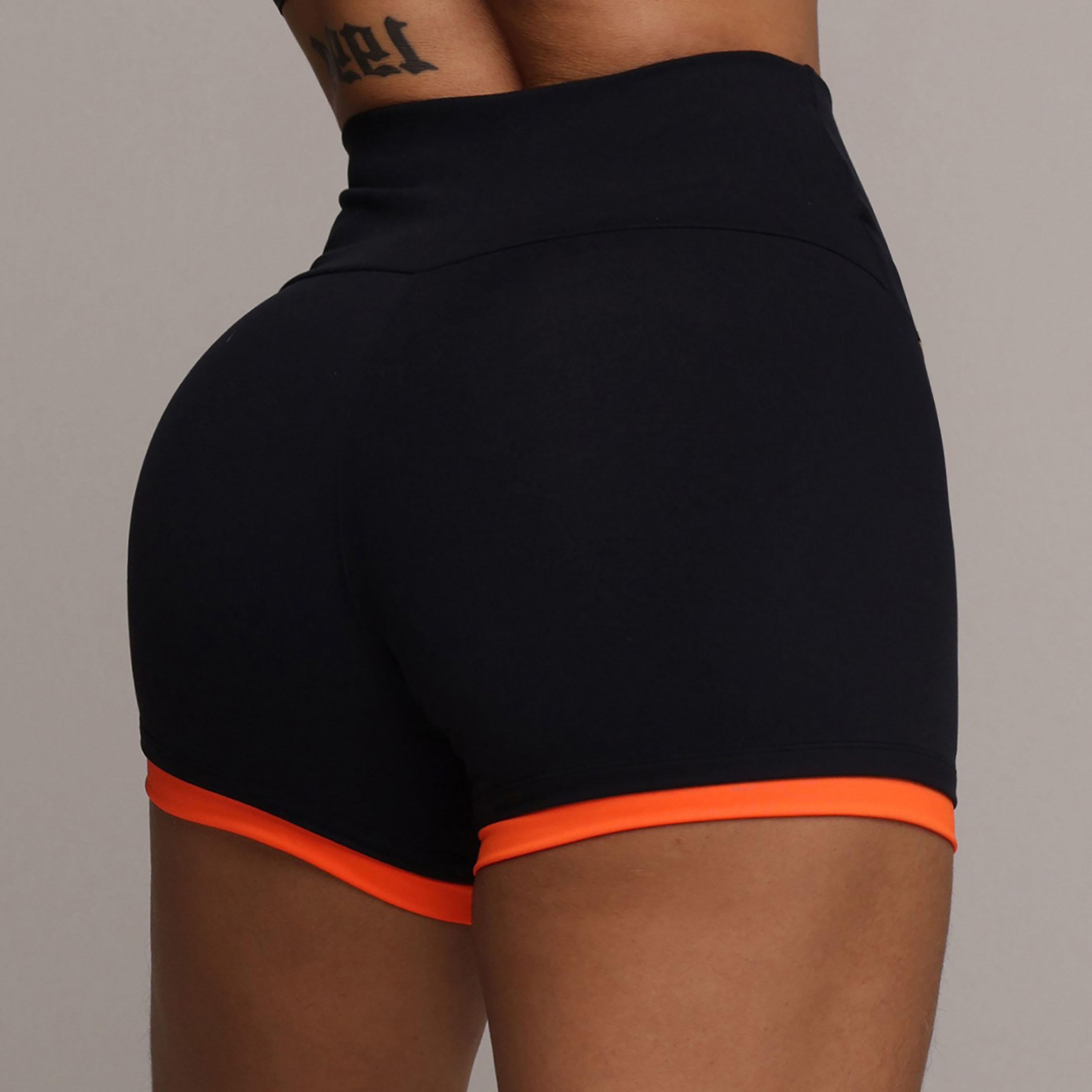SHORT GYM COMUM PRETO COM LARANJA NEON - Imagem 4