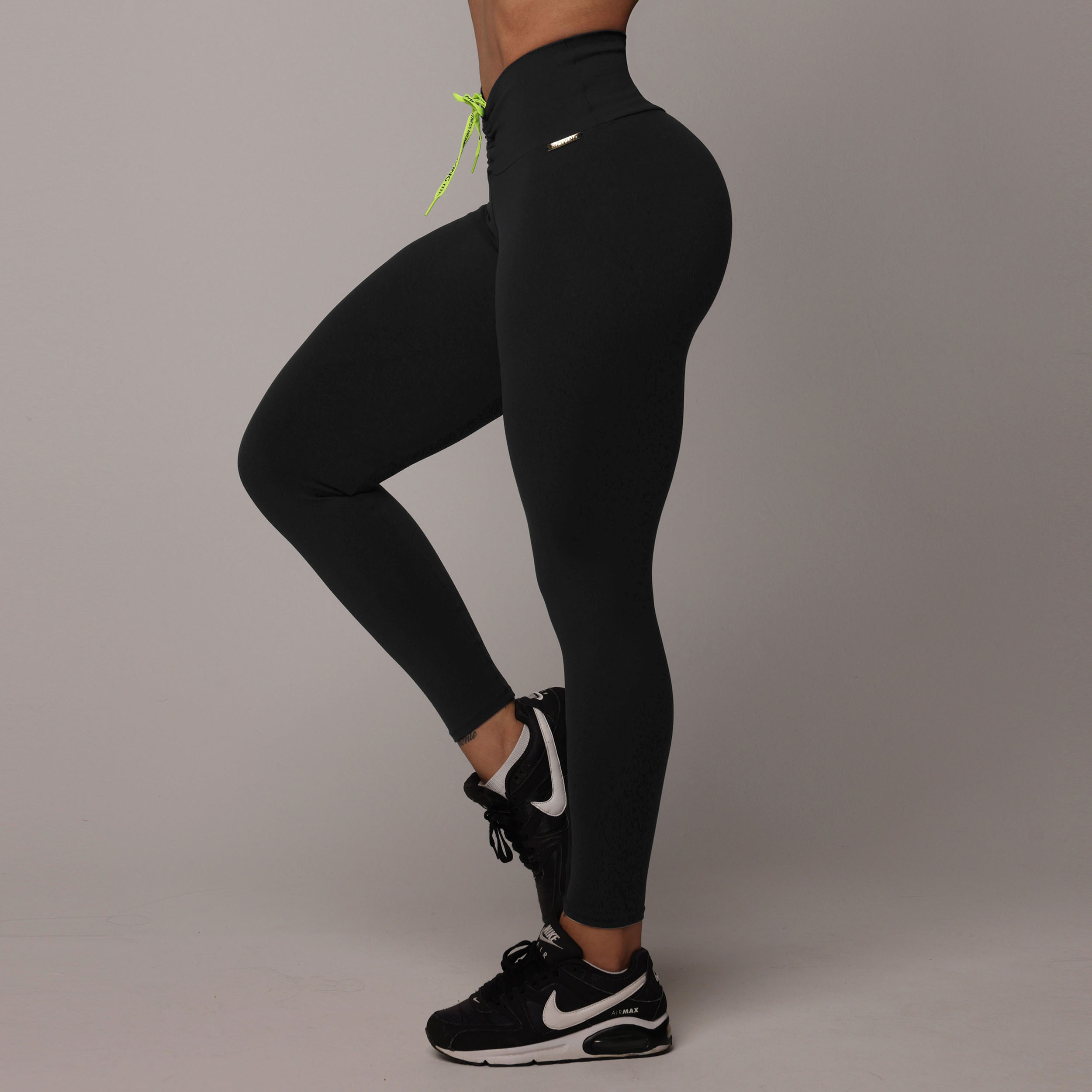 LEGGING EMPINA BUMBUM PRETA COM CADARÇO AMARELO NEON - Imagem 4