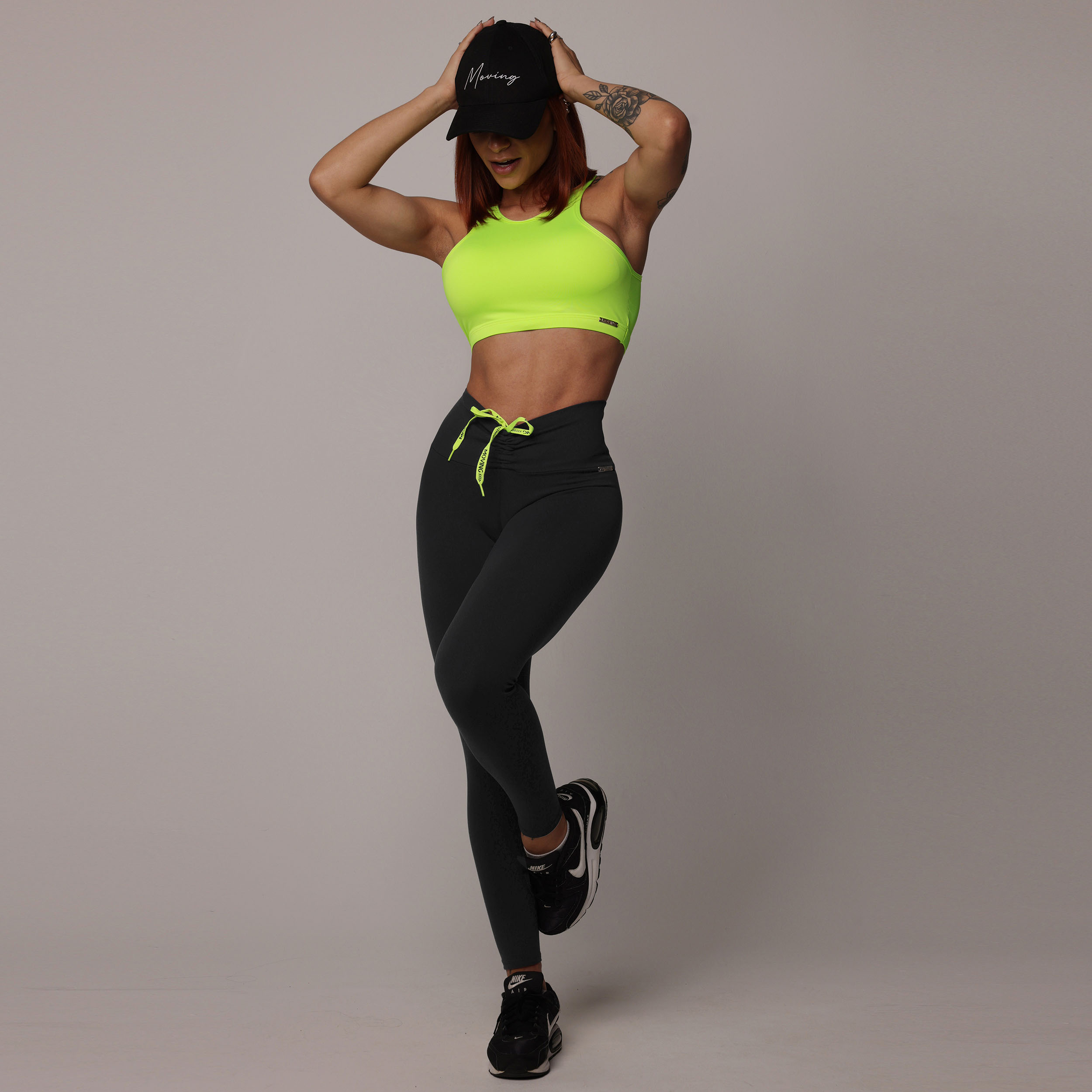 LEGGING EMPINA BUMBUM PRETA COM CADARÇO AMARELO NEON - Imagem 9
