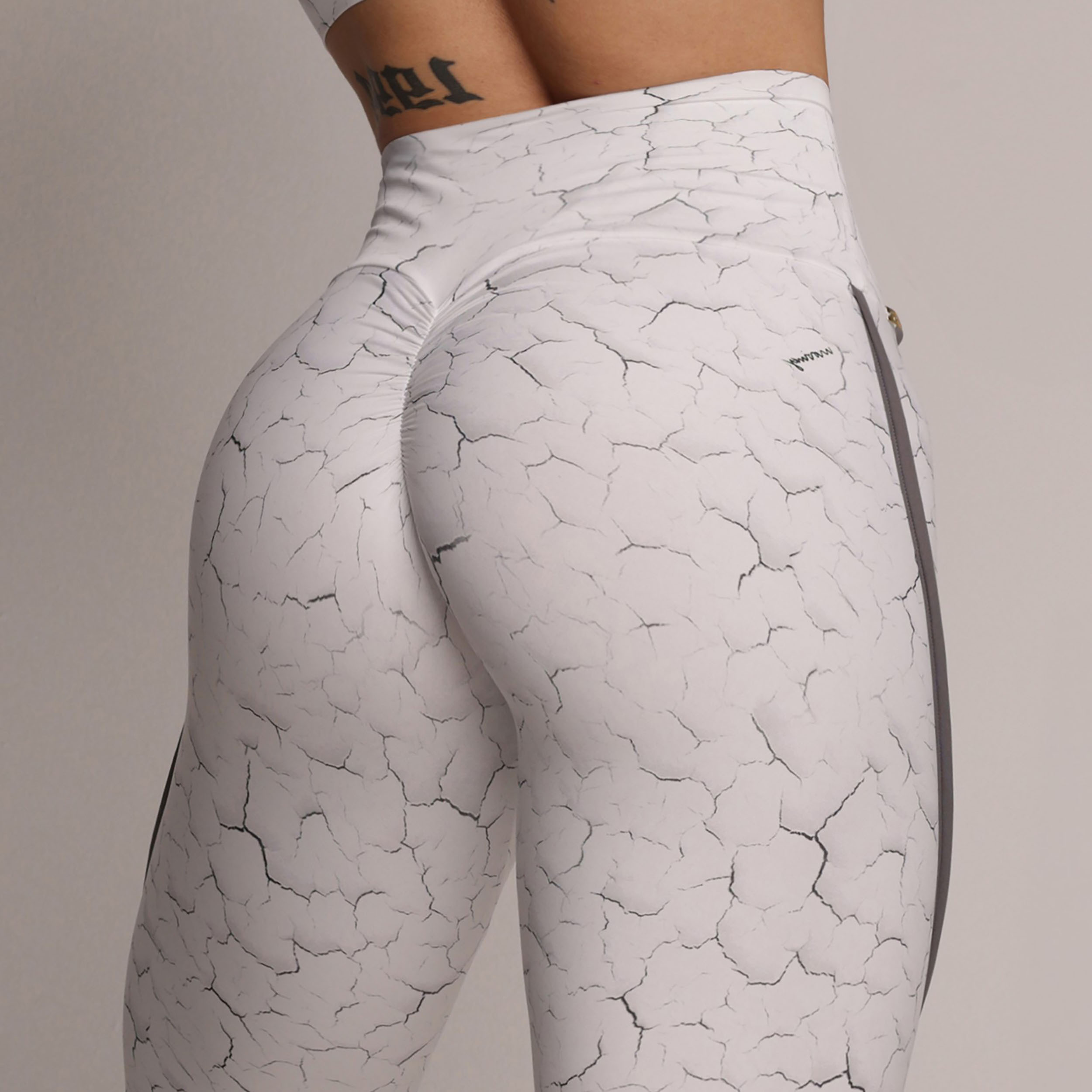 LEGGING RECORTE EMPINA BUMBUM BROKEN EXCLUSIVA - Imagem 3