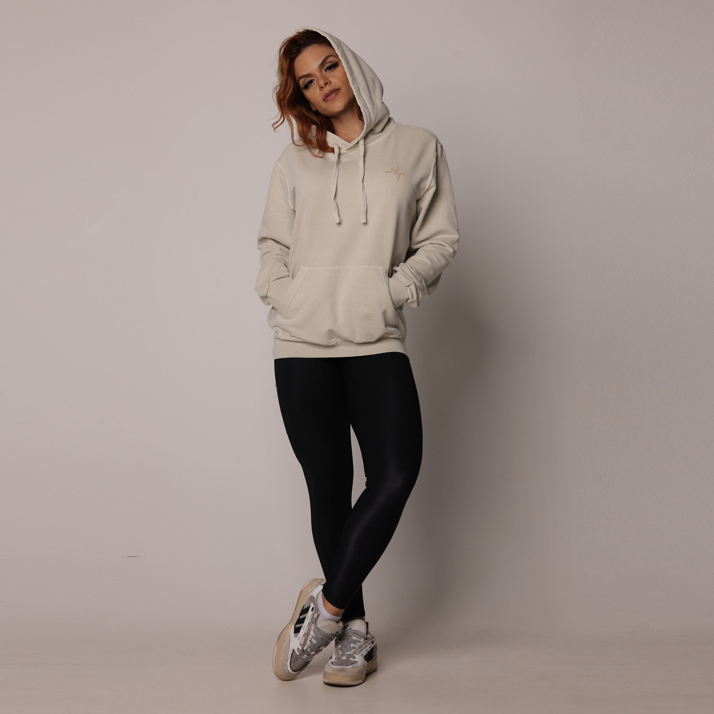 CASACO MOLETOM ESTONADO OFF-WHITE BOLSO CAPUZ - Imagem 3