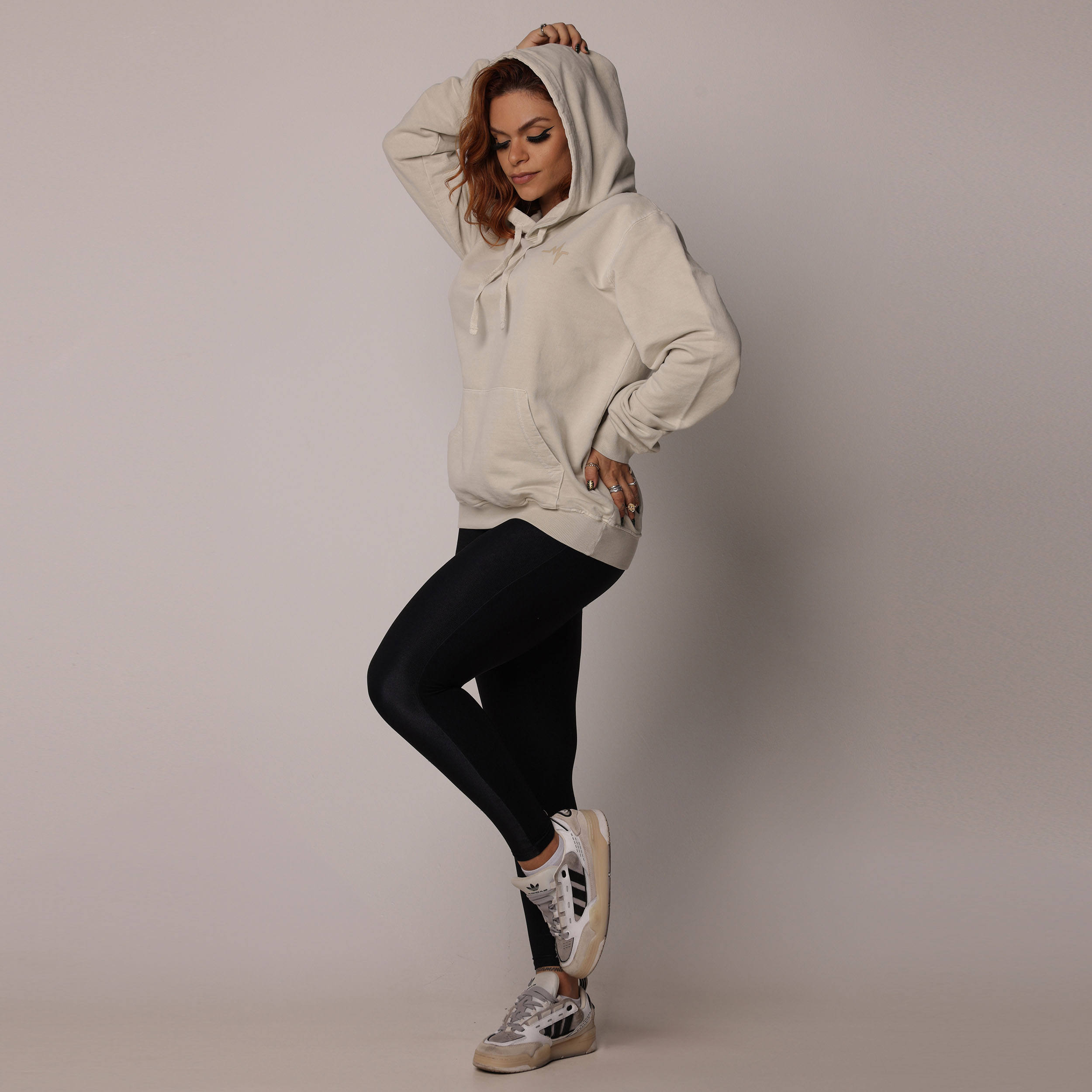 CASACO MOLETOM ESTONADO OFF-WHITE BOLSO CAPUZ - Imagem 4