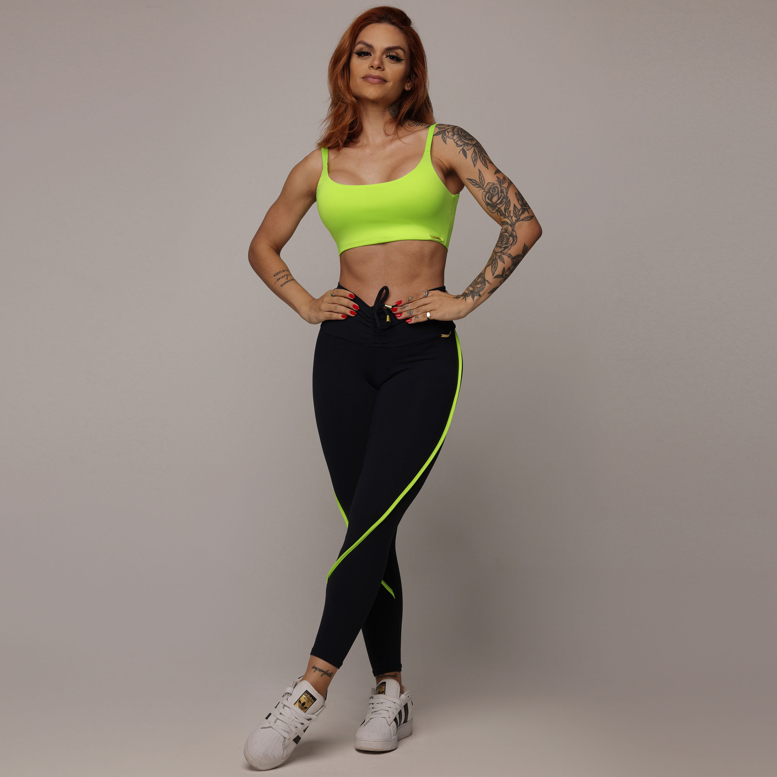 LEGGING RECORTE EMPINA BUMBUM PRETA COM AMARELO NEON - Imagem 3