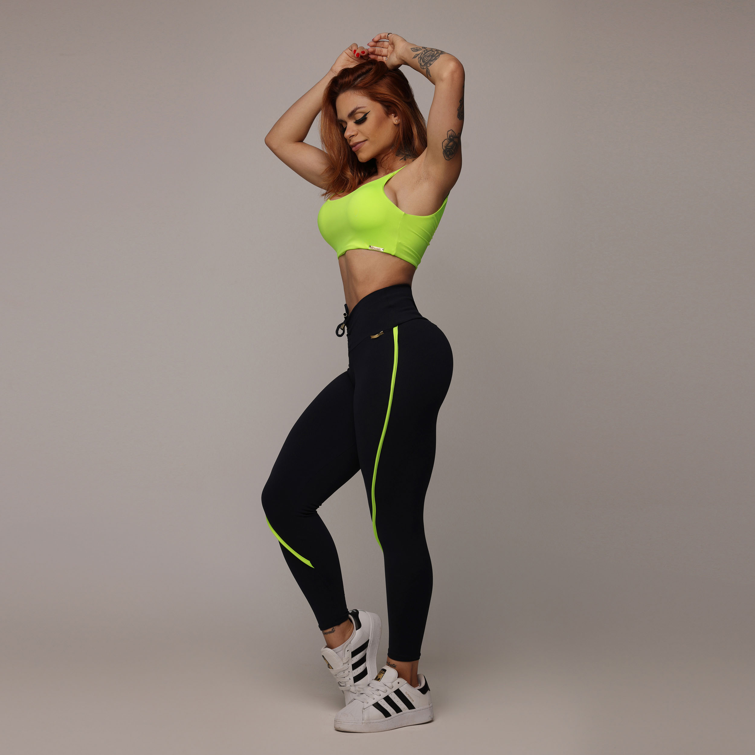 LEGGING RECORTE EMPINA BUMBUM PRETA COM AMARELO NEON - Imagem 5