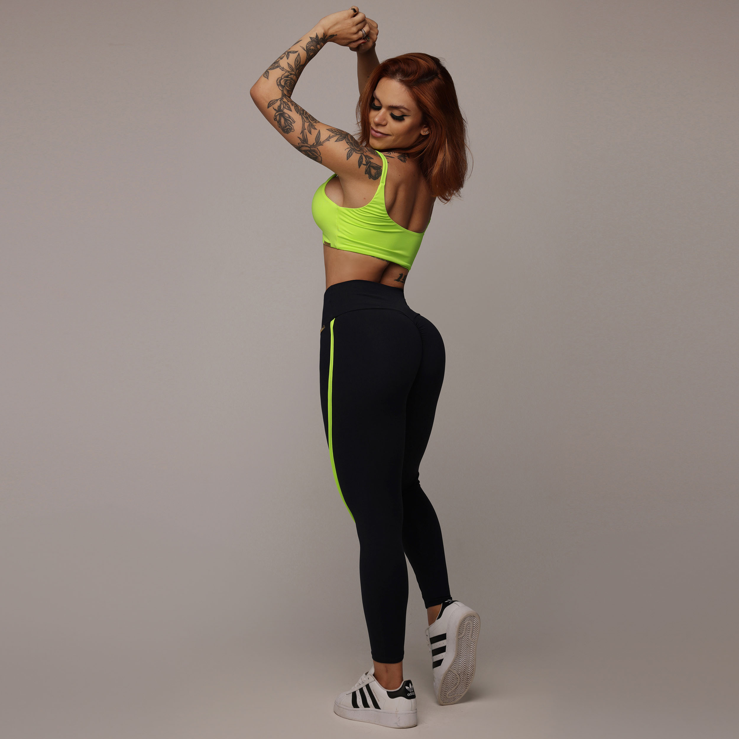 LEGGING RECORTE EMPINA BUMBUM PRETA COM AMARELO NEON - Imagem 9