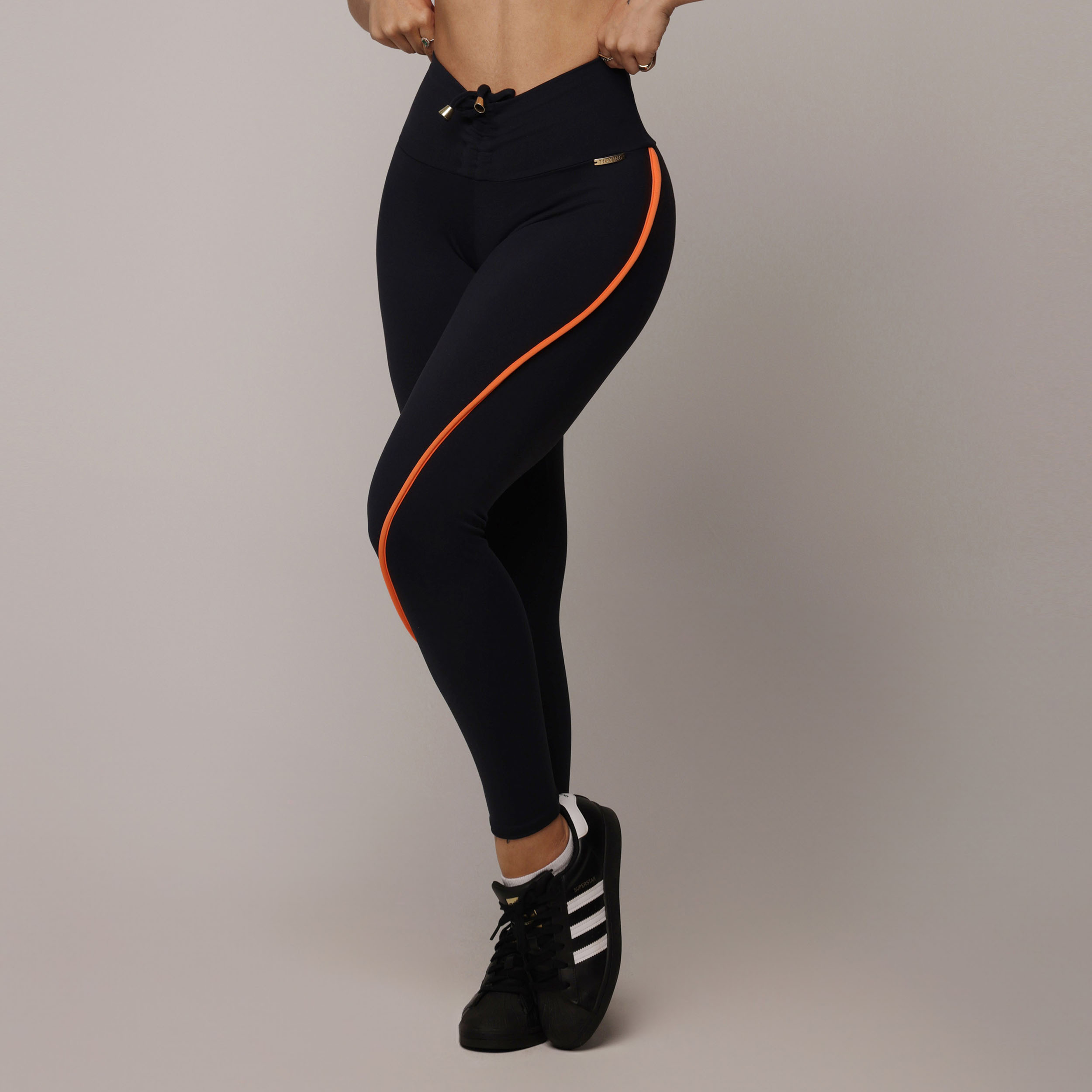 LEGGING RECORTE EMPINA BUMBUM PRETA COM LARANJA NEON - Imagem 3