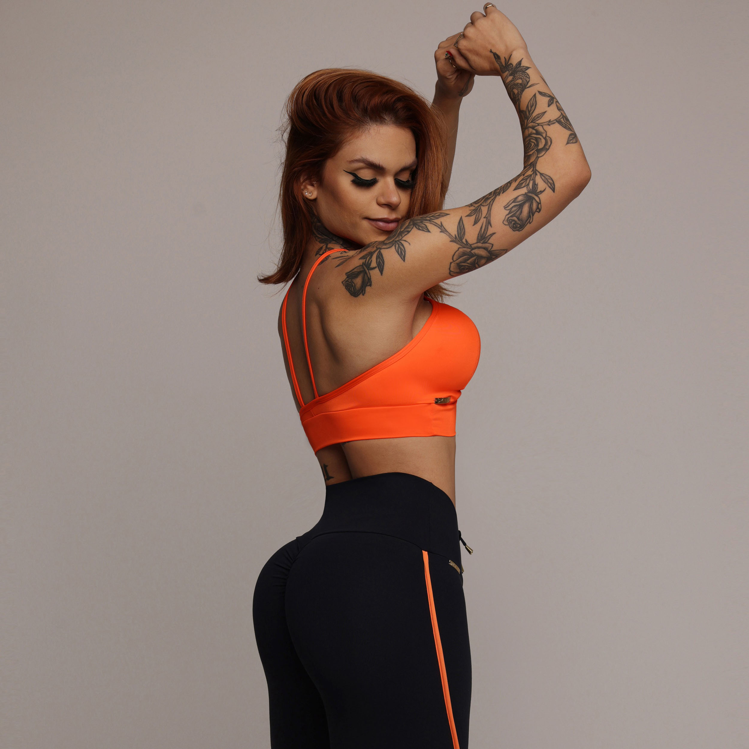 LEGGING RECORTE EMPINA BUMBUM PRETA COM LARANJA NEON - Imagem 4