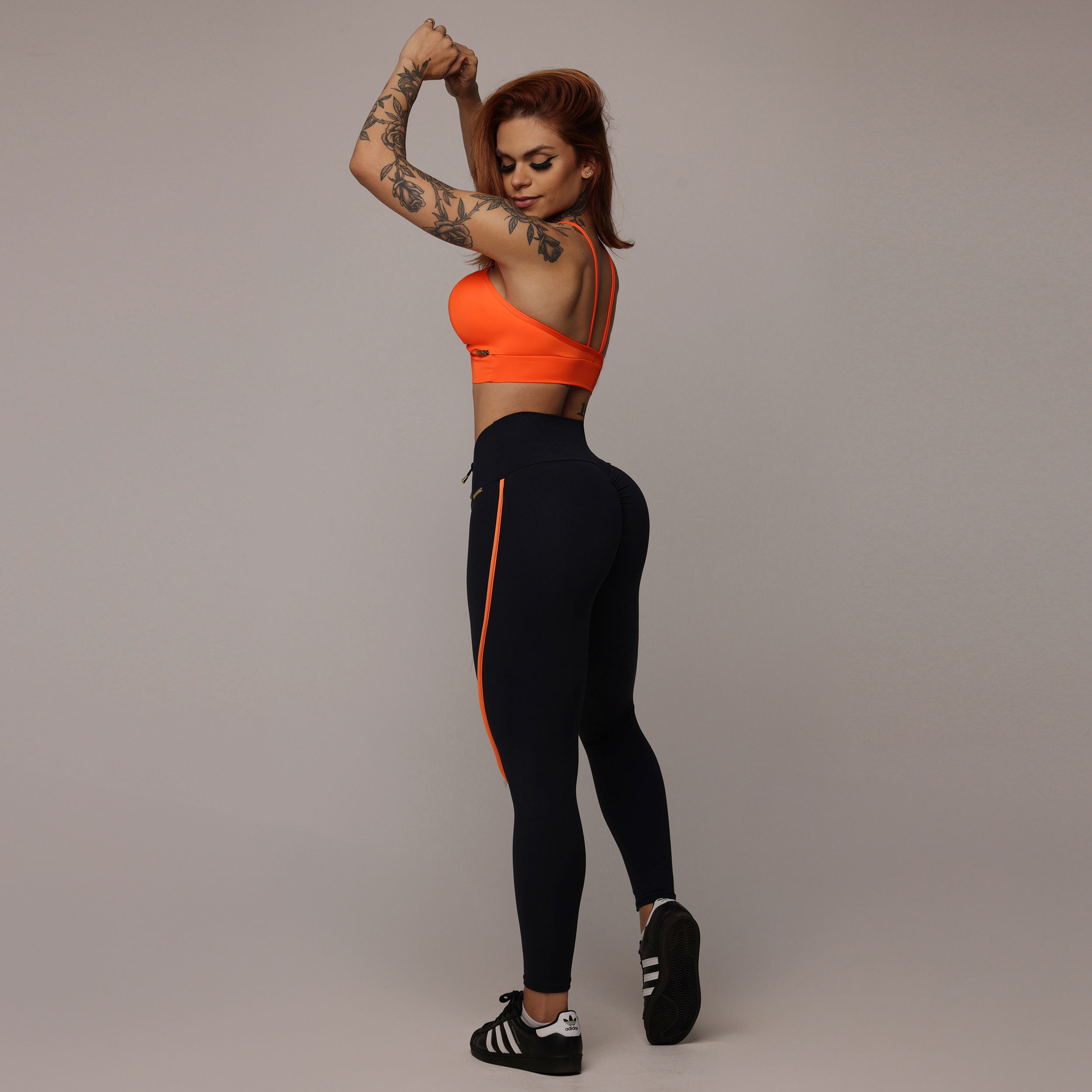 LEGGING RECORTE EMPINA BUMBUM PRETA COM LARANJA NEON - Imagem 8