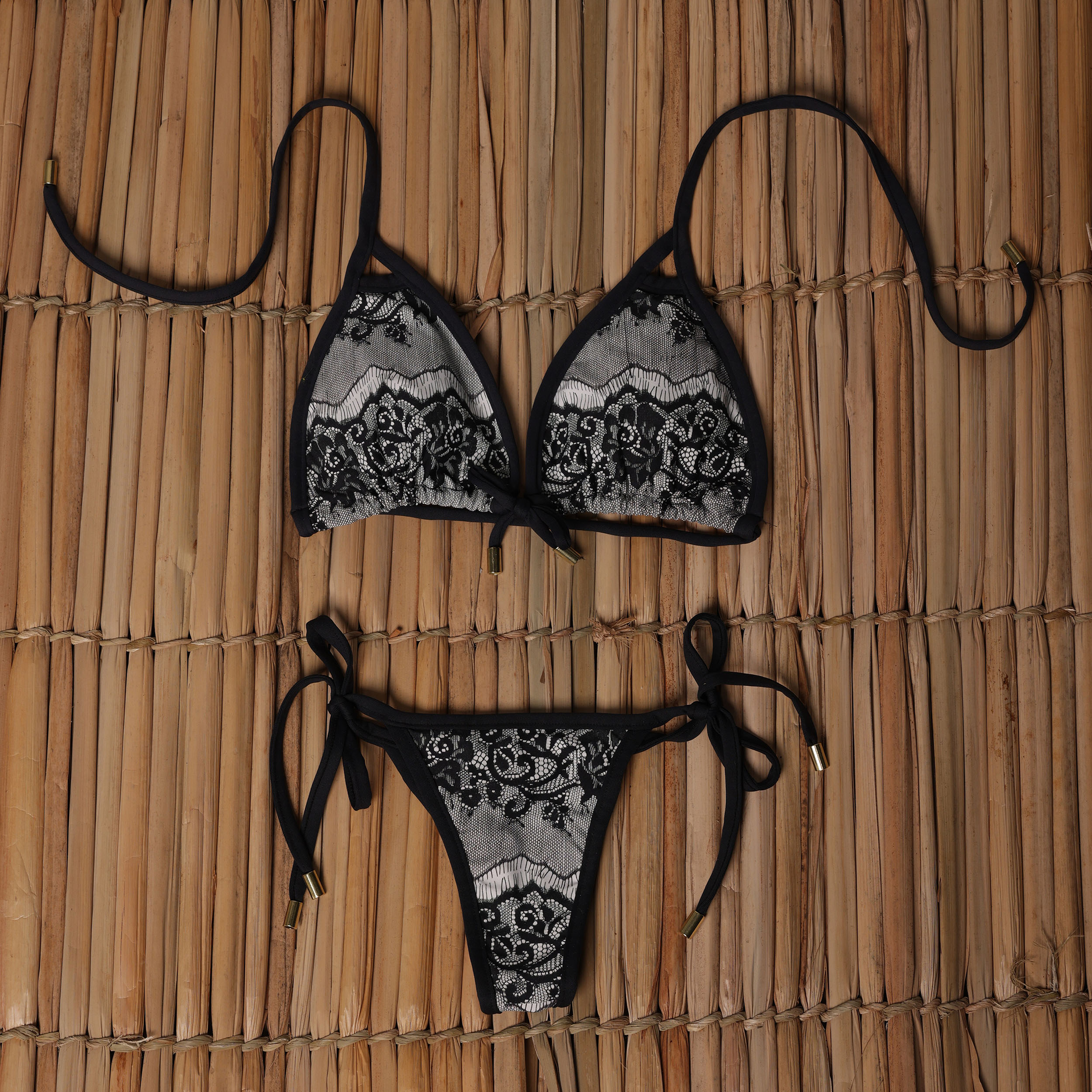 BIQUÍNI CORTININHA DE LAÇO RENDADO PRETO E BRANCO - Imagem 3