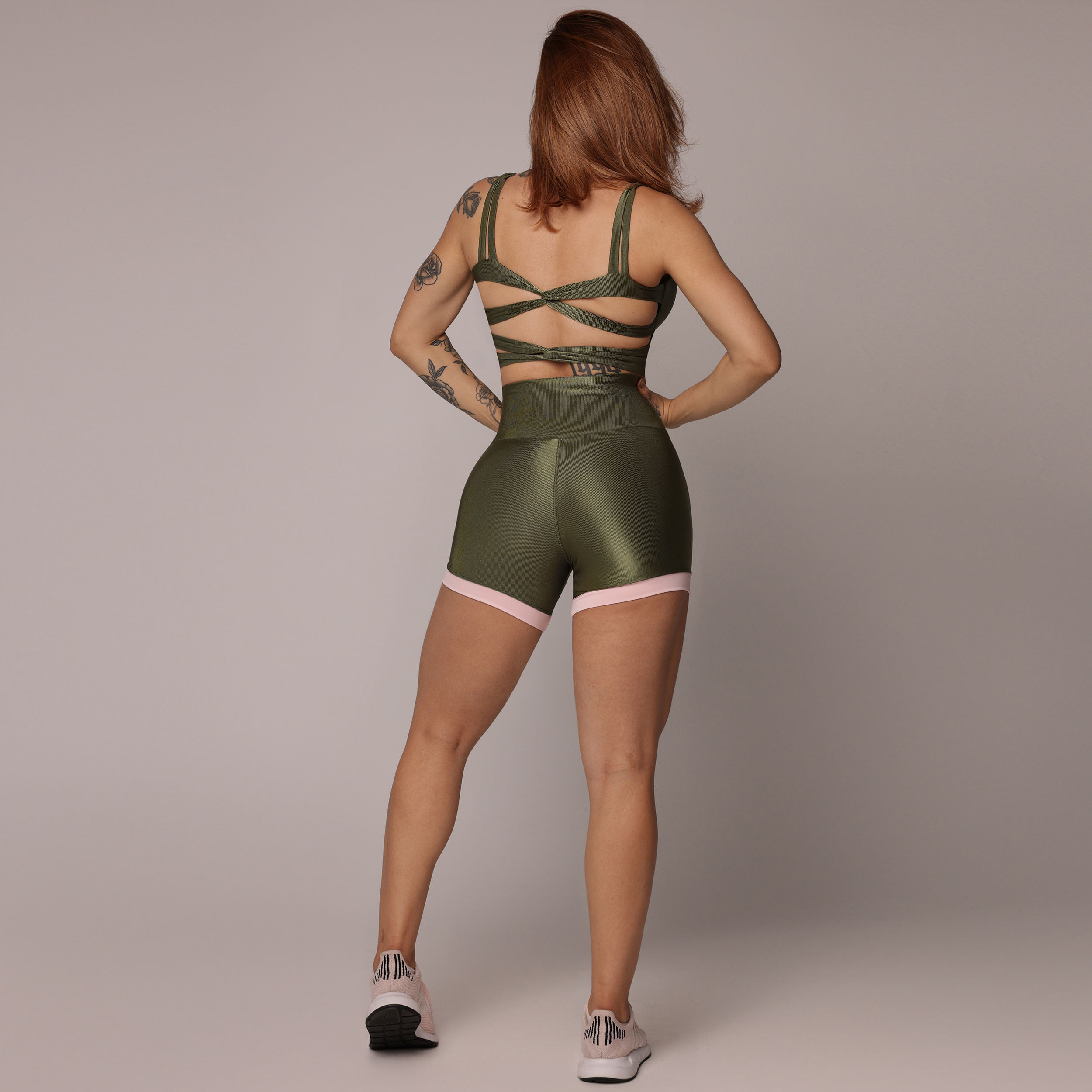 SHORT GYM GLOSSY VERDE MILITAR - Imagem 5