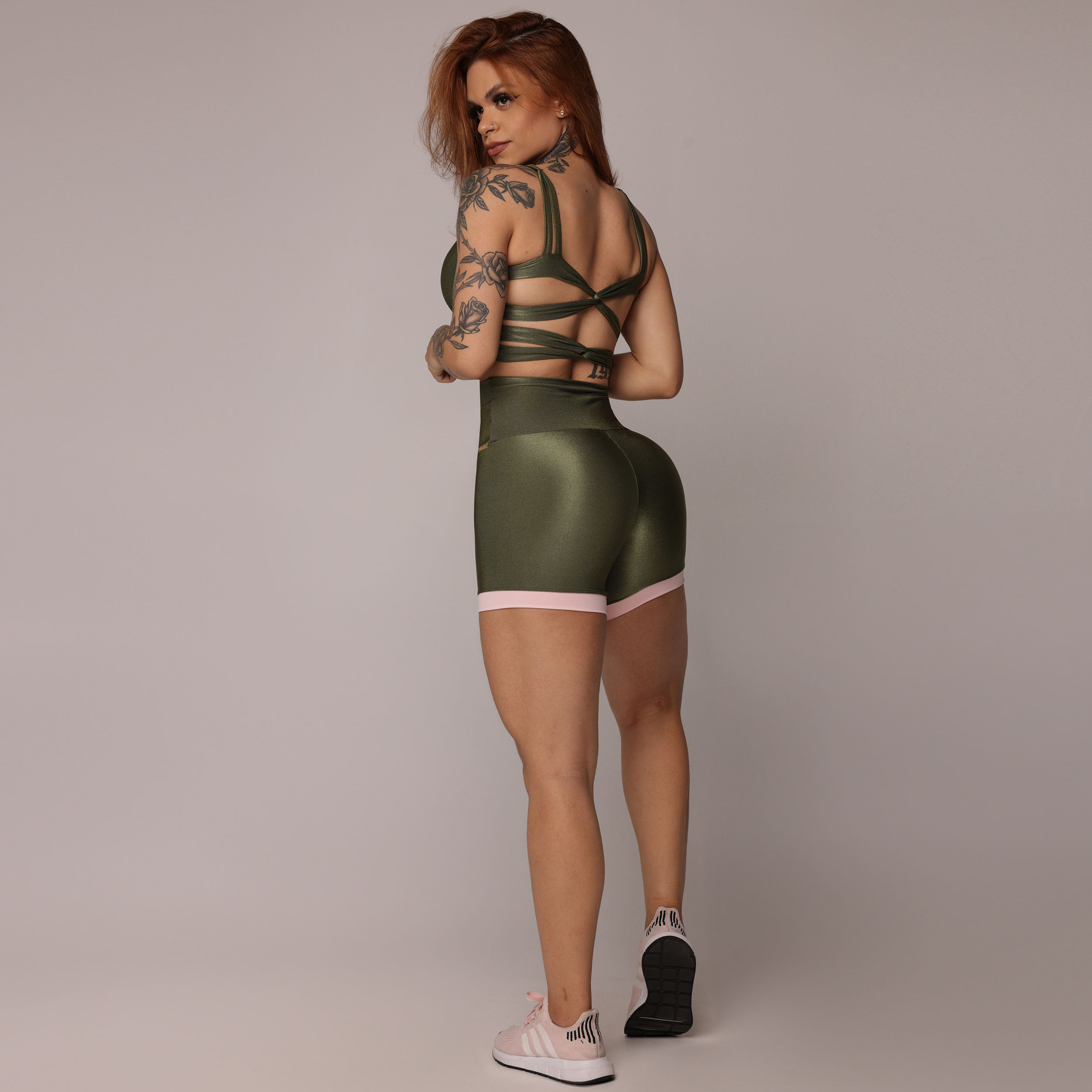 SHORT GYM GLOSSY VERDE MILITAR - Imagem 8