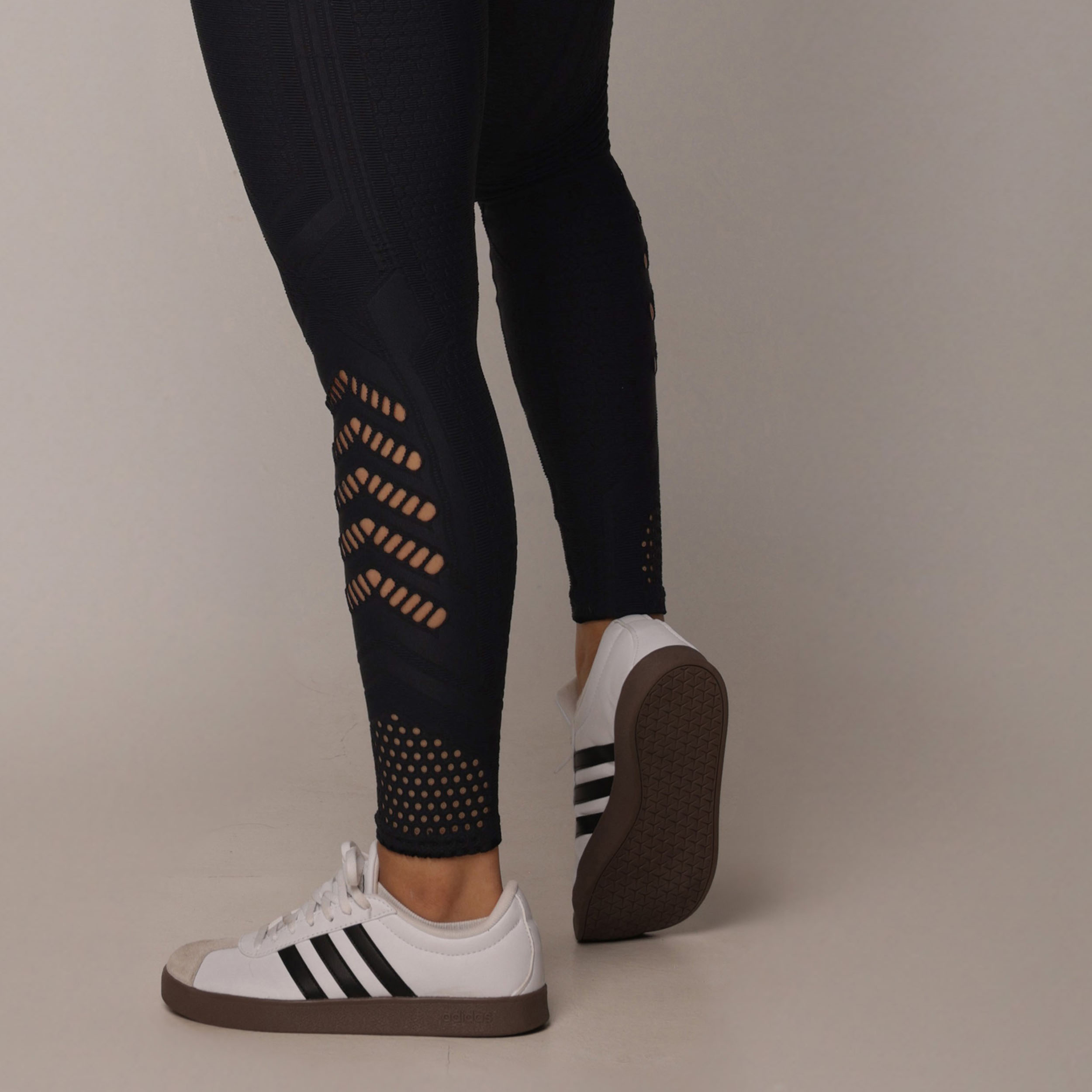 MACACÃO CONFORT EMPINA BUMBUM JACQUARD DOTS PRETO - Imagem 3