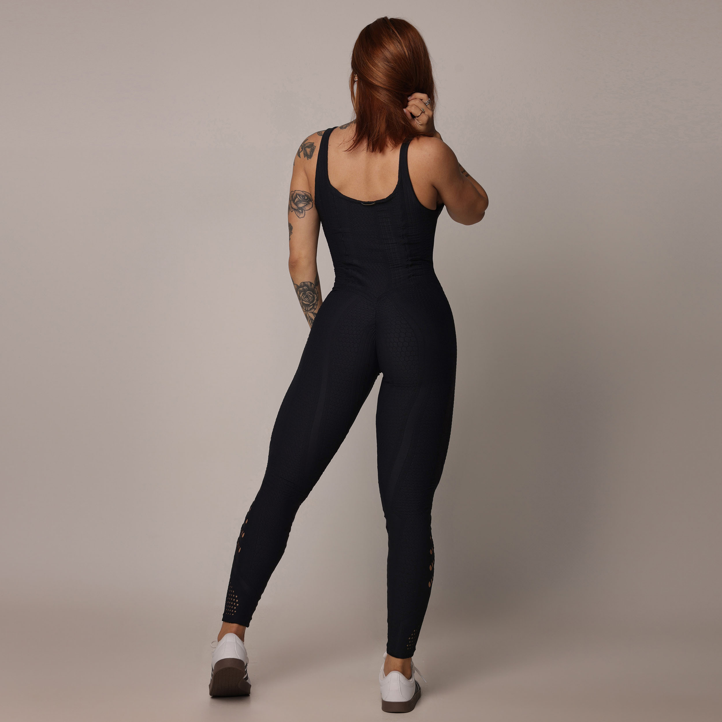 MACACÃO CONFORT EMPINA BUMBUM JACQUARD DOTS PRETO - Imagem 4