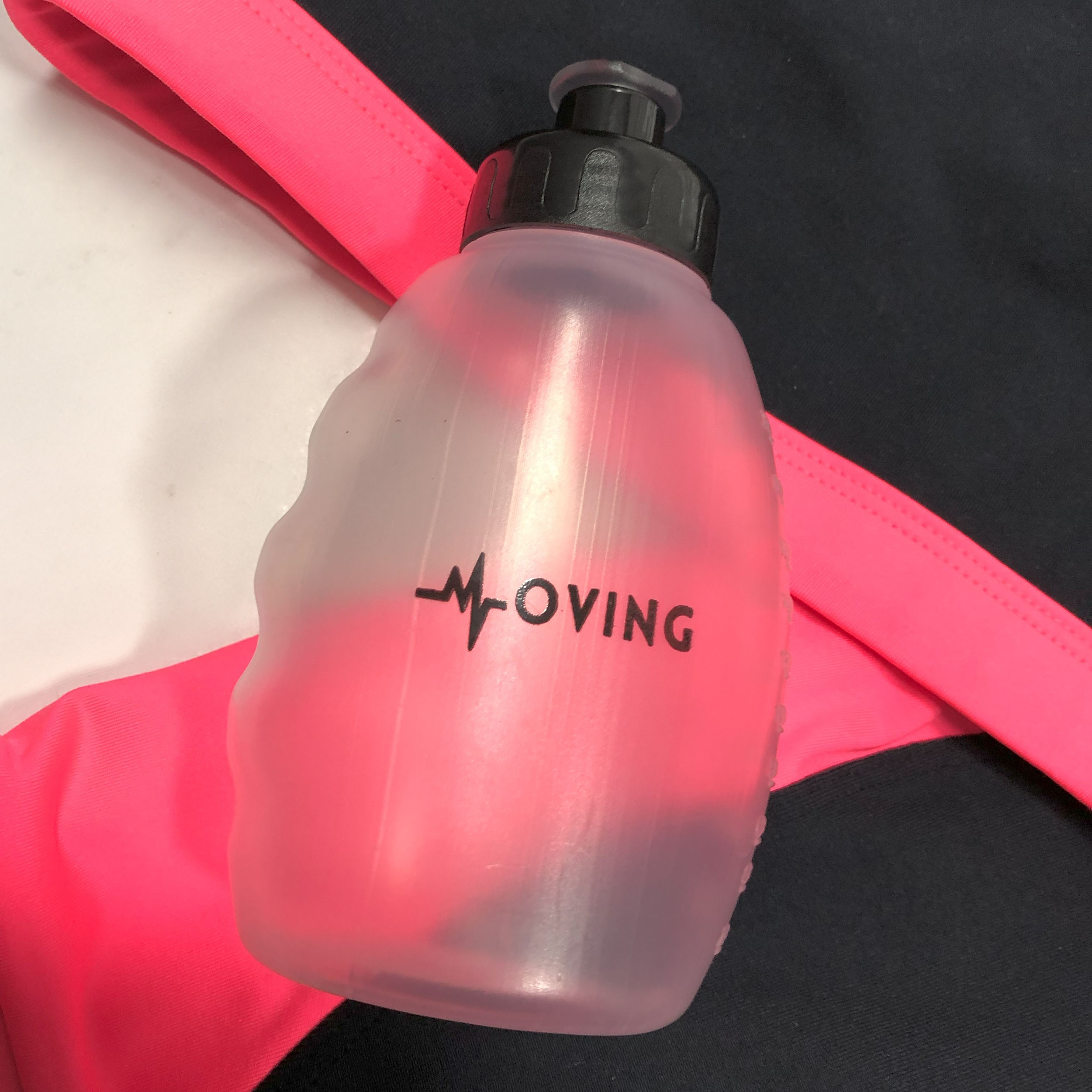 SHORT RUNNERGY PRETO COM ROSA FLÚOR + GARRAFA RUN 230 ML - Imagem 3