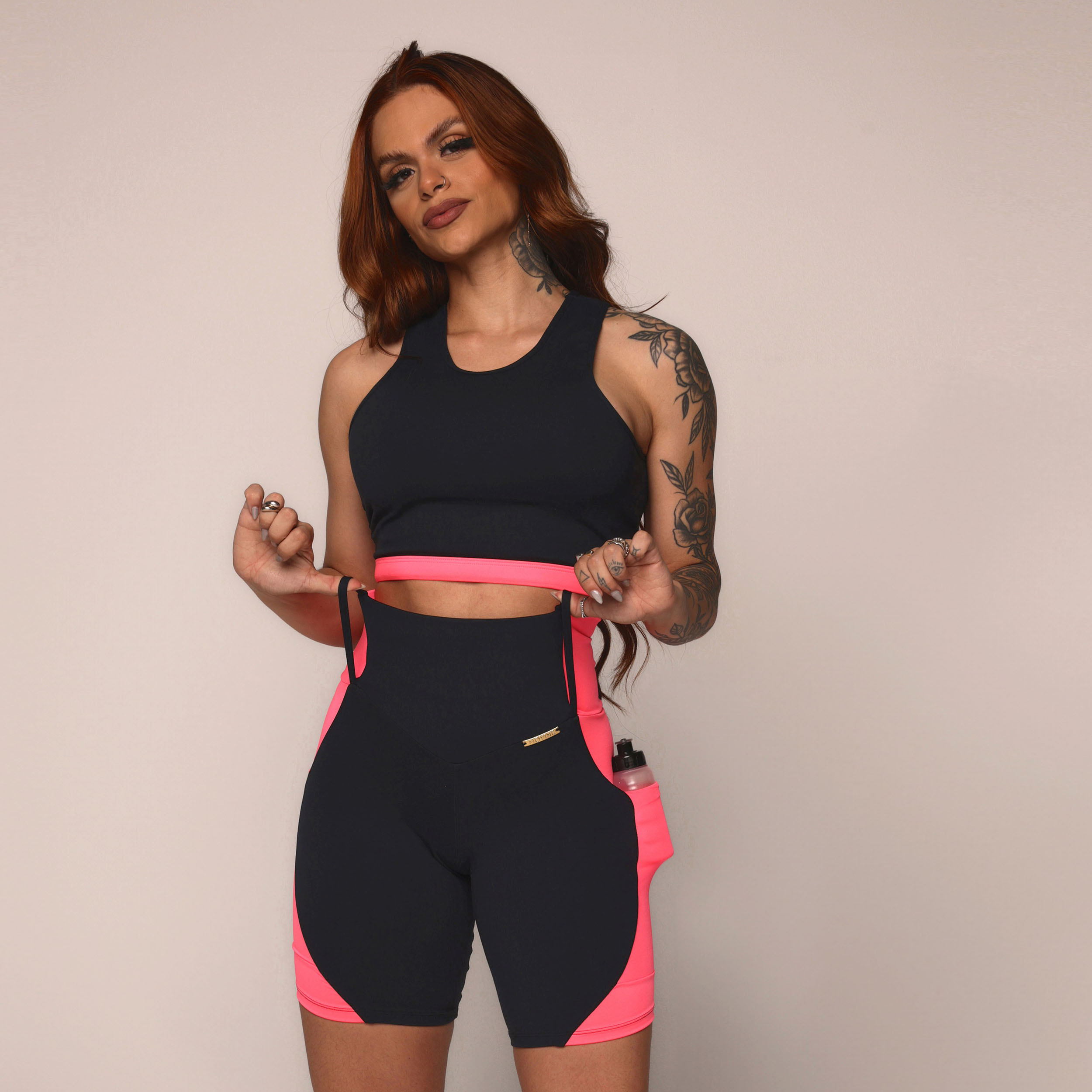 SHORT RUNNERGY PRETO COM ROSA FLÚOR + GARRAFA RUN 230 ML - Imagem 5