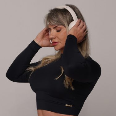 CROPPED CARMEL MANGA LONGA PRETO