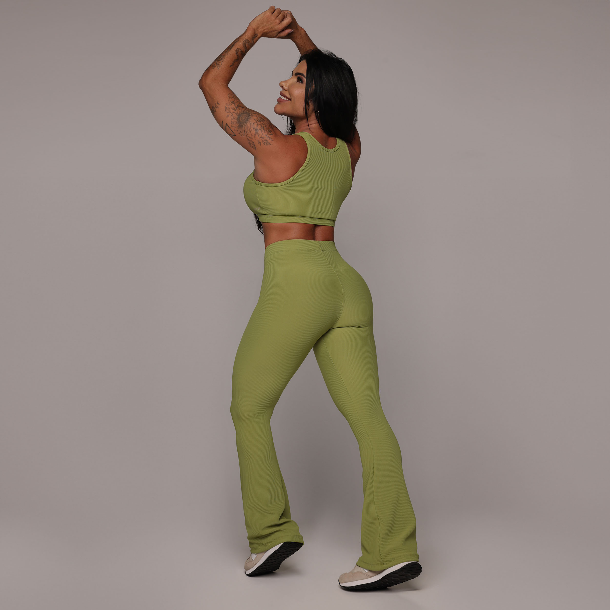 CALÇA FLARE JACQUARD CANELADO VERDE OLIVA - Imagem 3