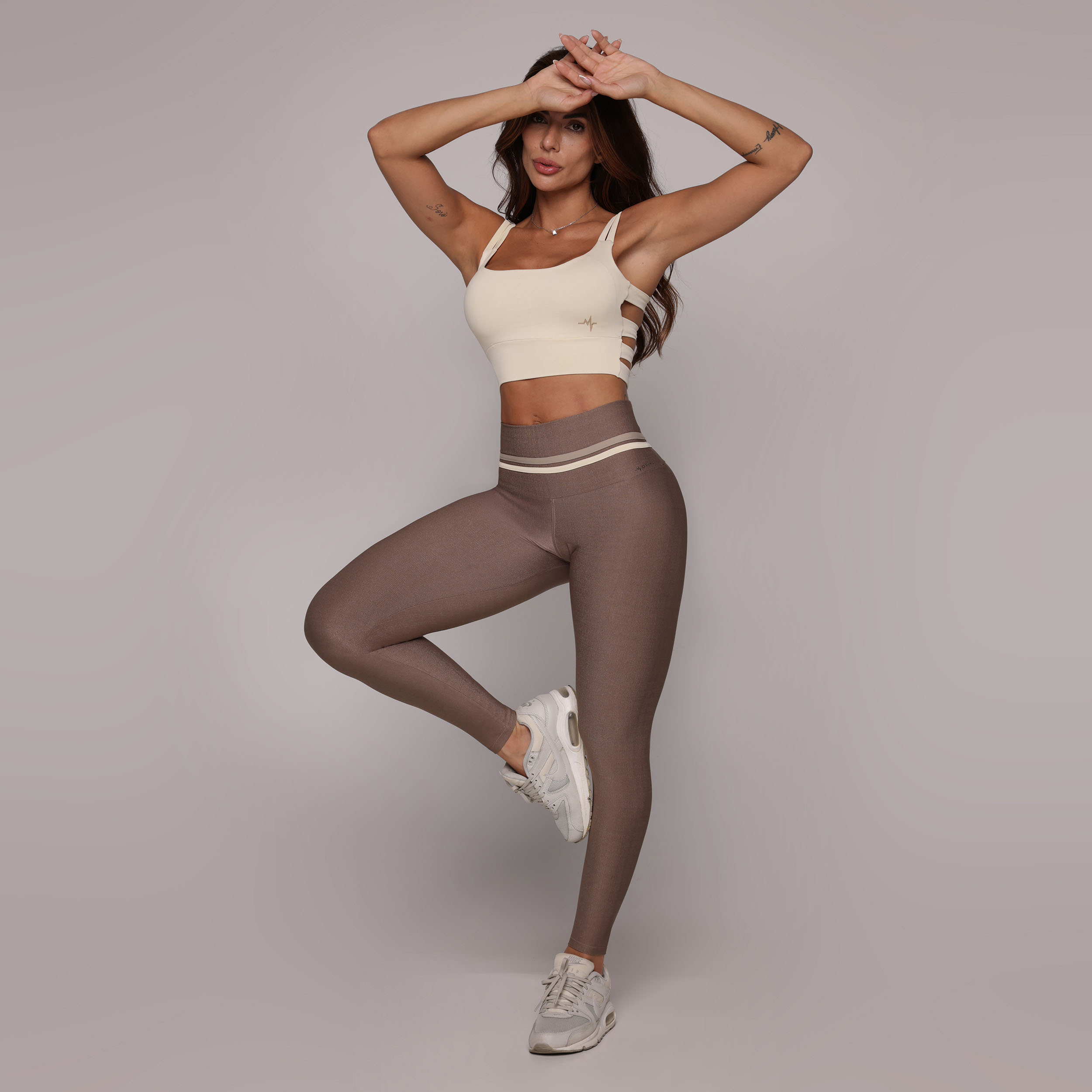 LEGGING EMPINA BUMBUM GLOSSY CRAVO - Imagem 3