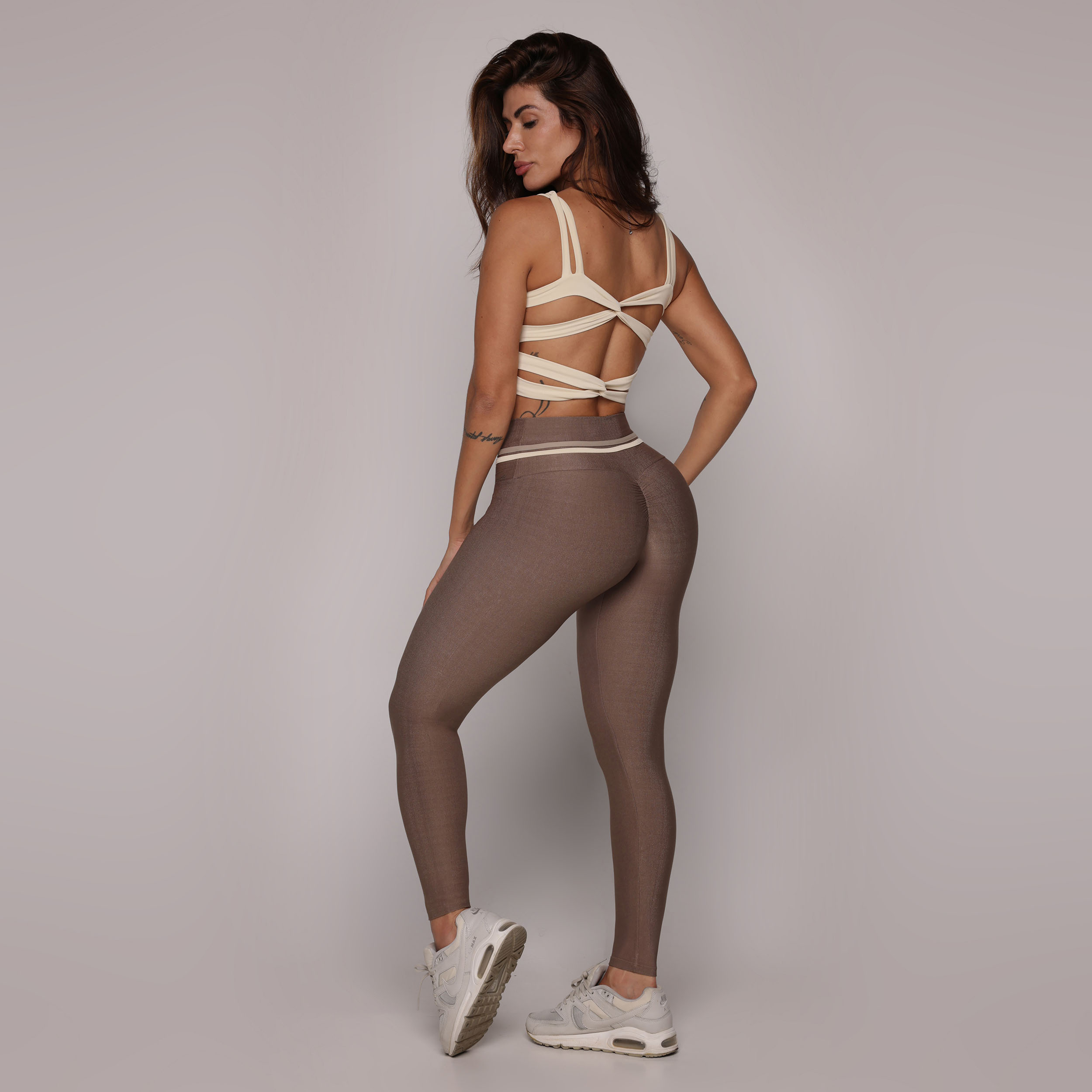 LEGGING EMPINA BUMBUM GLOSSY CRAVO - Imagem 4