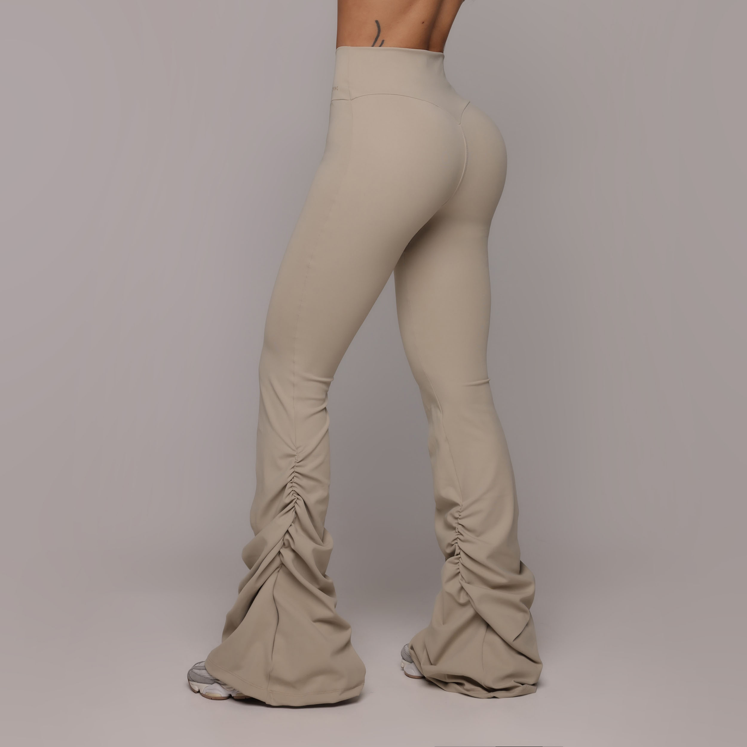 CALÇA FLARE DRAPE CINZA IVORY - Imagem 4