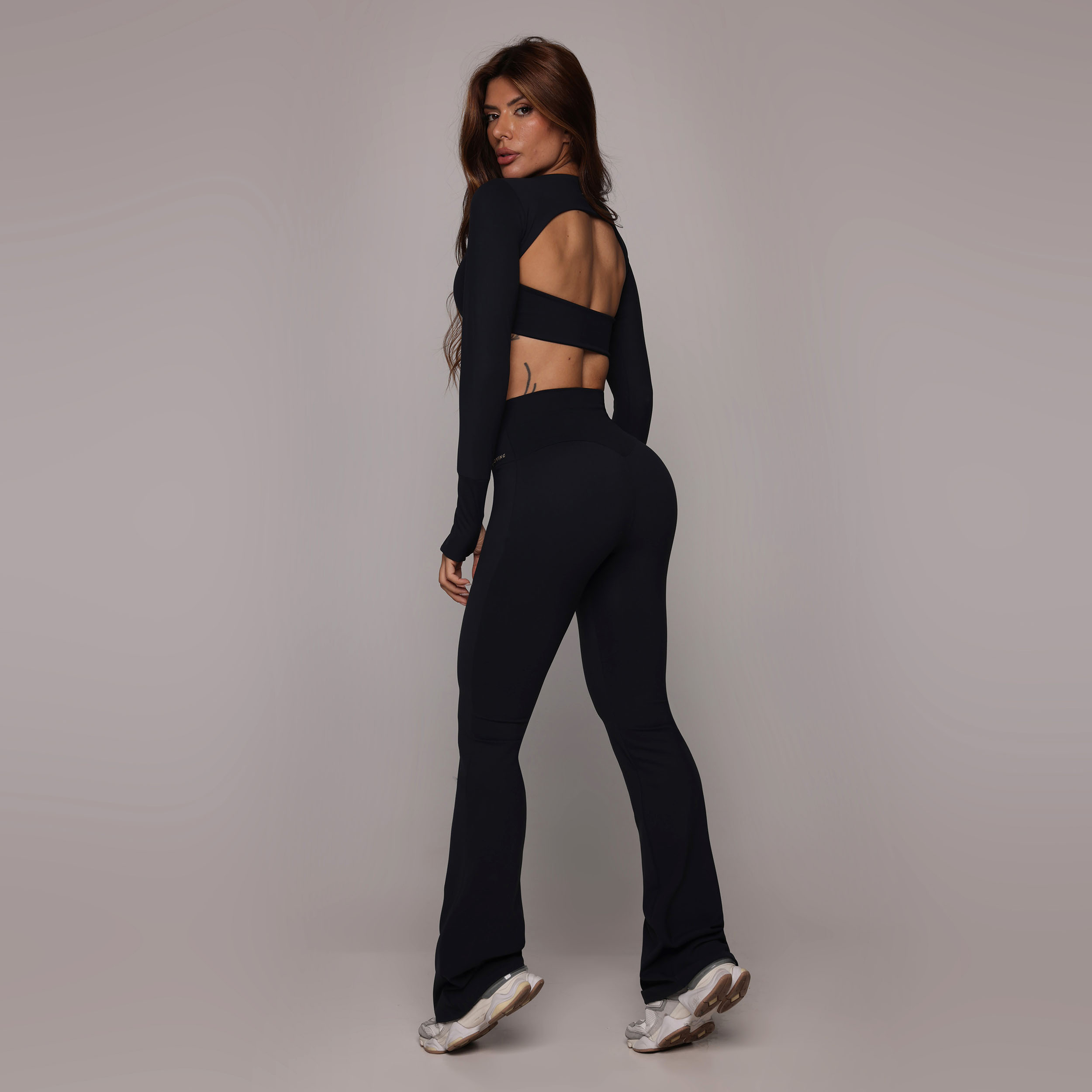 CALÇA FLARE PRETA TOQUE DE PÊSSEGO - Imagem 4